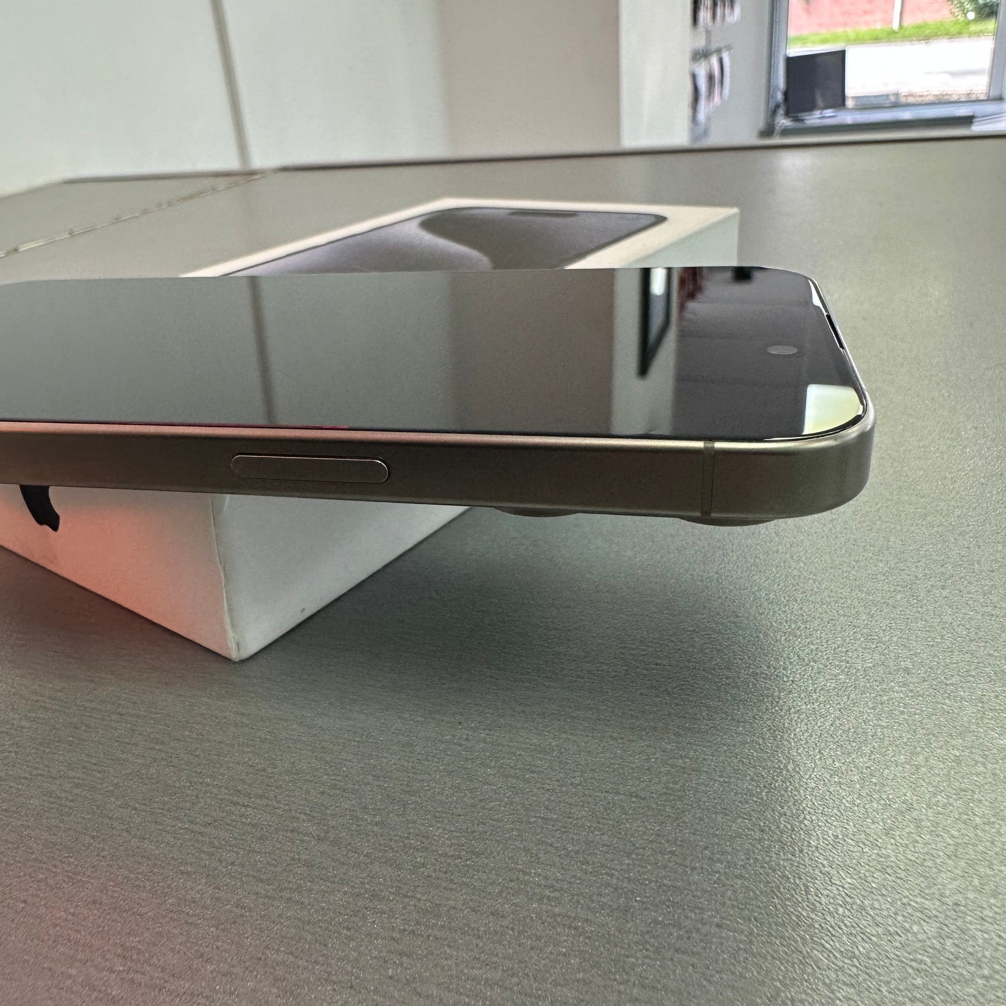 Apple iPhone 15 Pro 128GB - Natural Titanium - 92% Battery Health