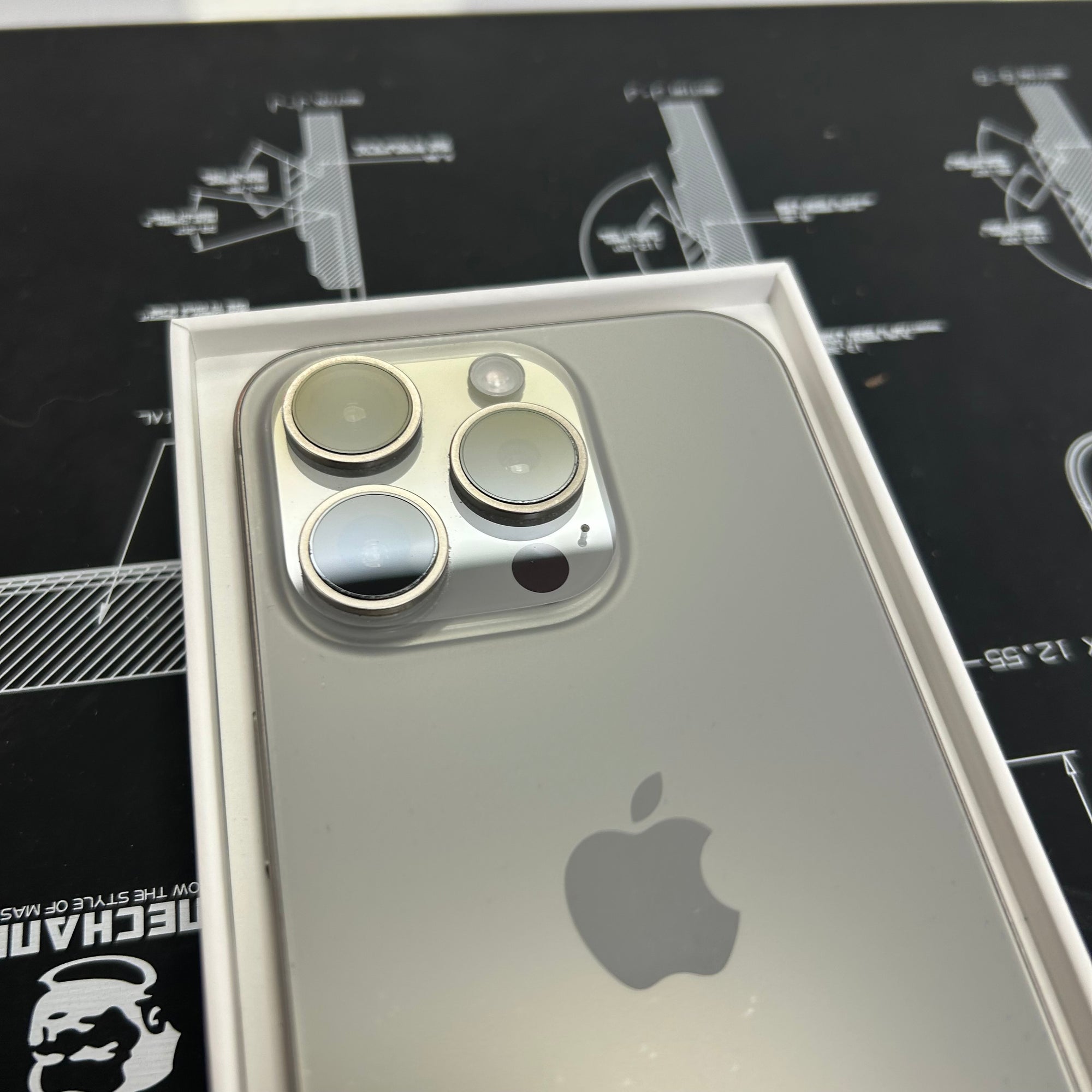 Apple iPhone 15 Pro 128GB - Natural Titanium - 100% Battery Health