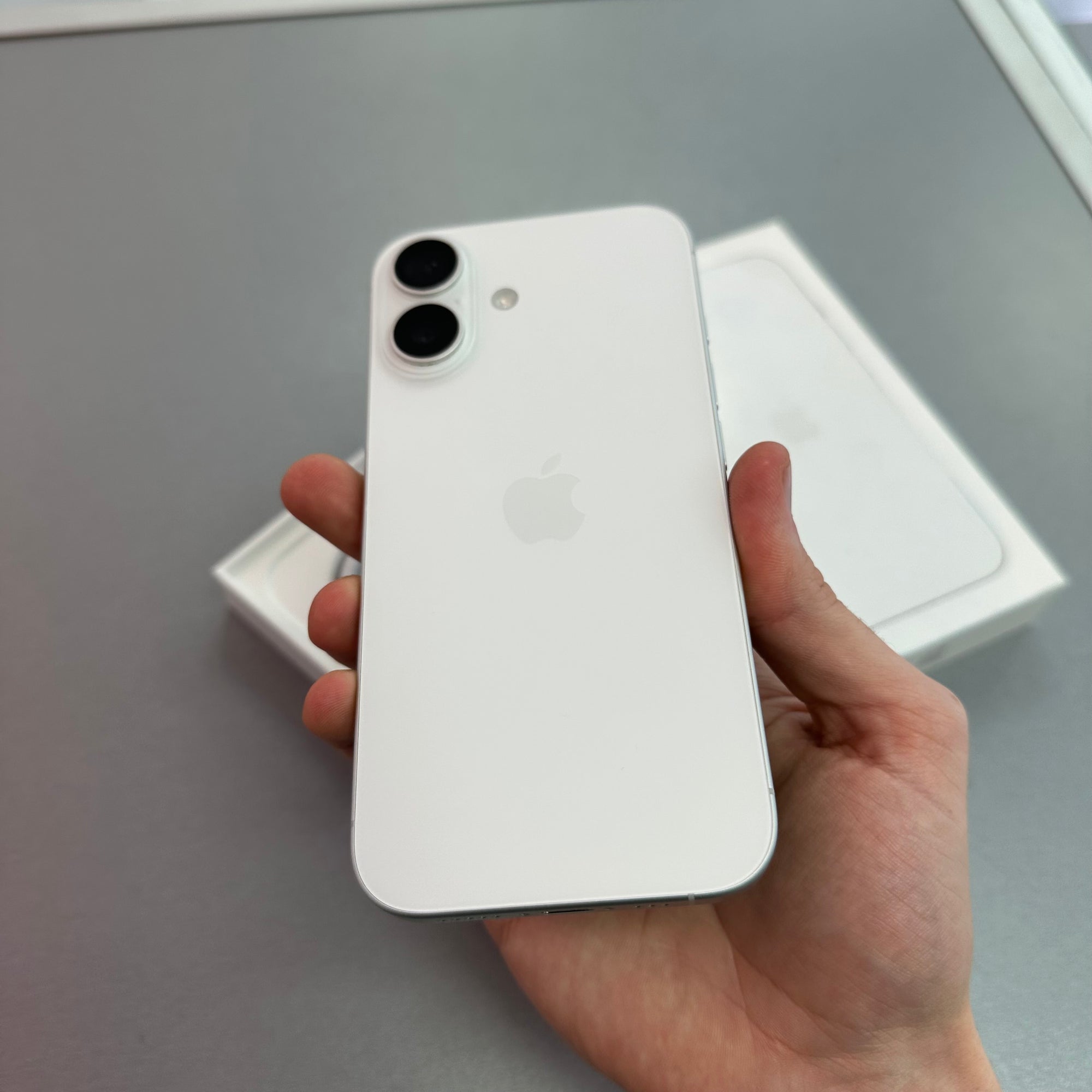 Apple iPhone 16 128GB White - 89% Battery Health
