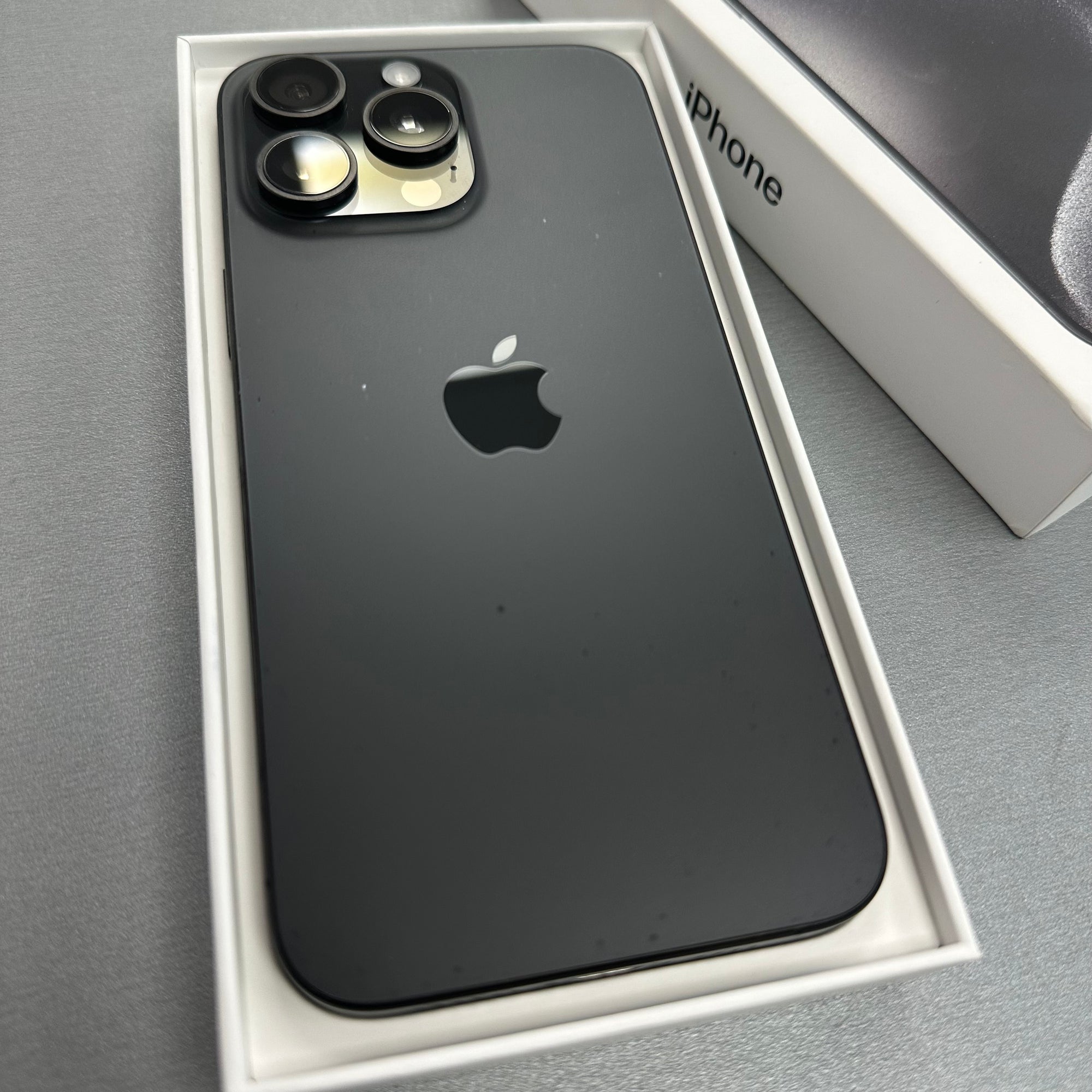 Apple iPhone 15 Pro Max 256GB Black Titanium - 85% Battery Health