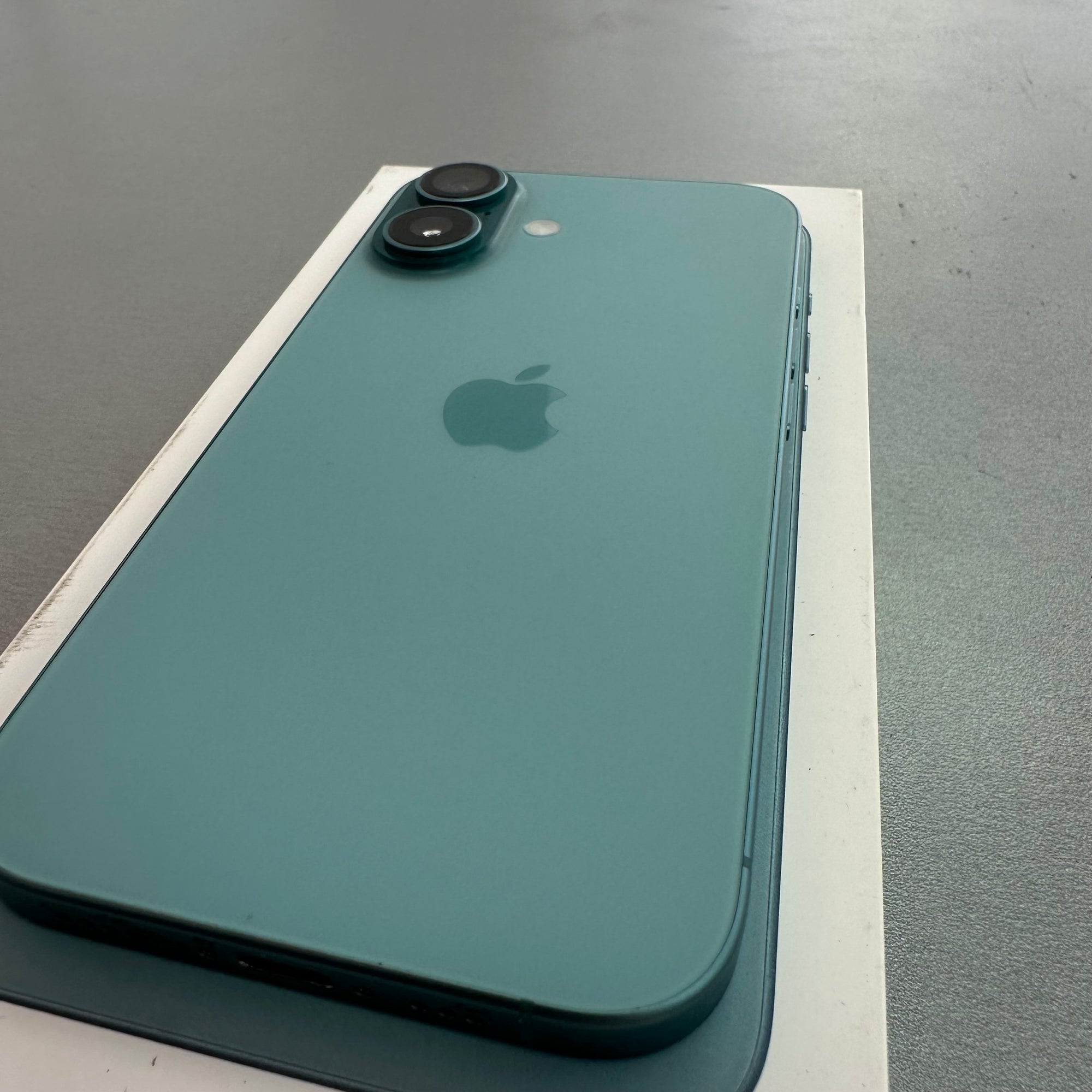 Apple iPhone 16 128GB Teal - 96% Battery Health