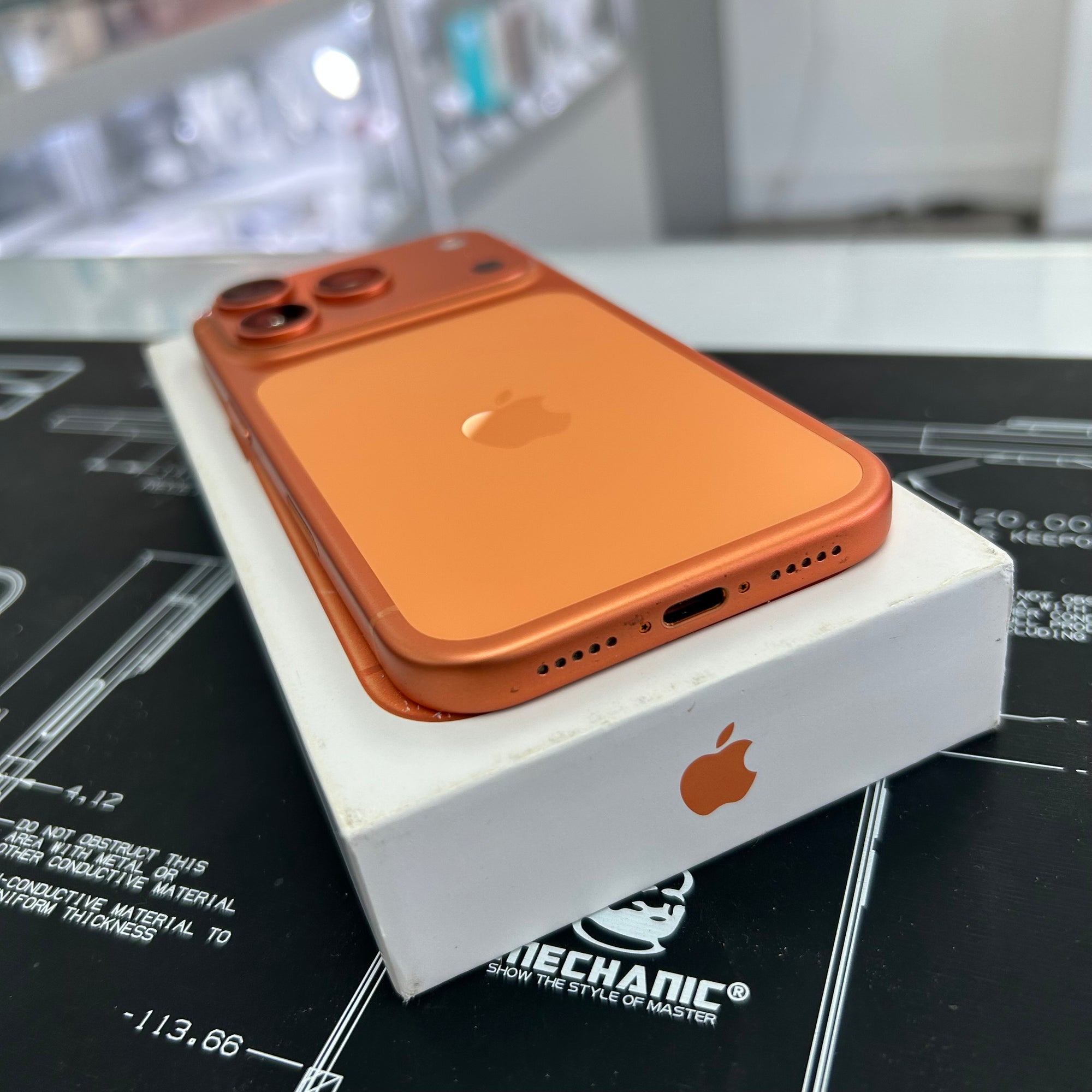 Apple iPhone 17 Pro 256GB Cosmic Orange - 100% Battery Health