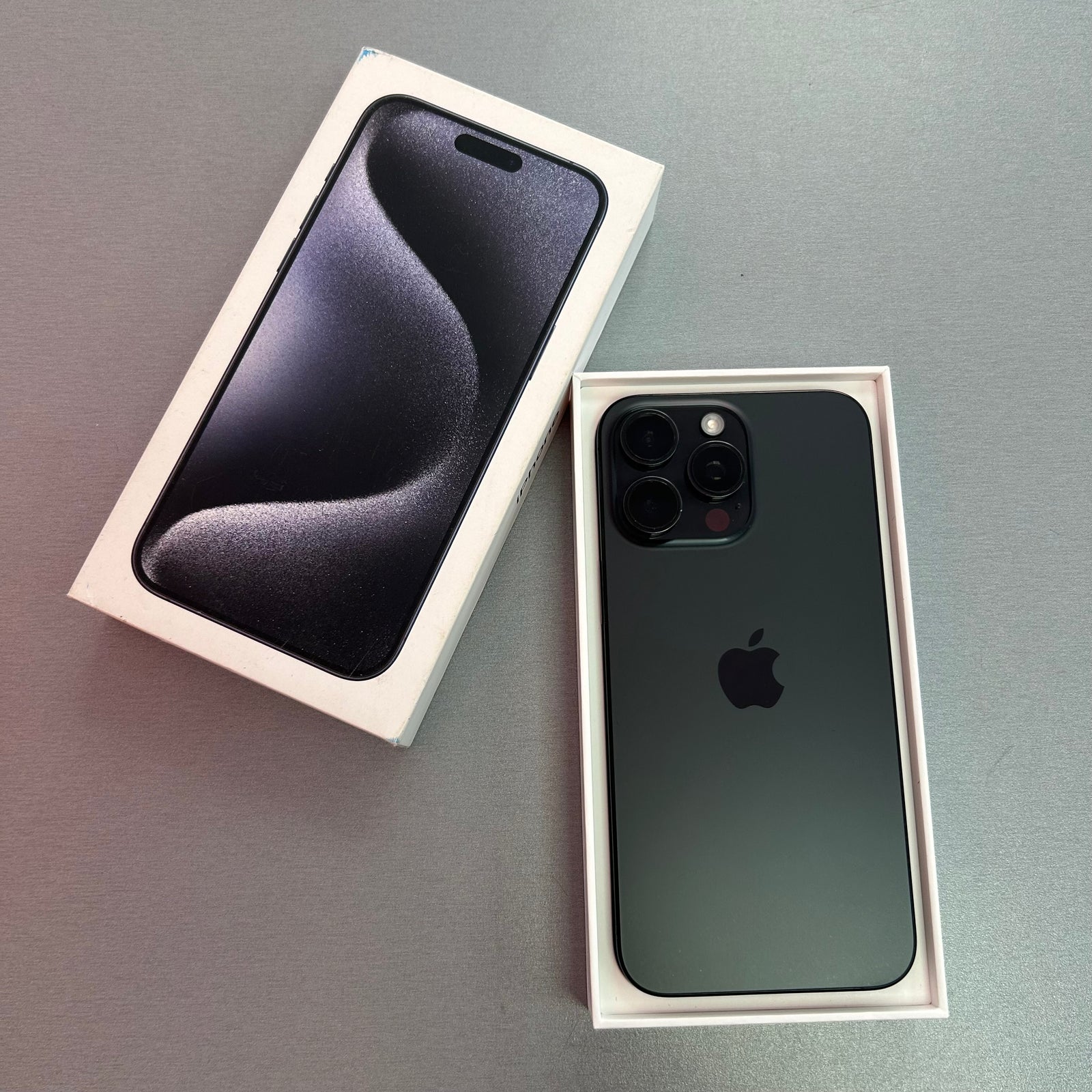 Apple iPhone 15 Pro Max 256GB Black Titanium - 100% Battery Health