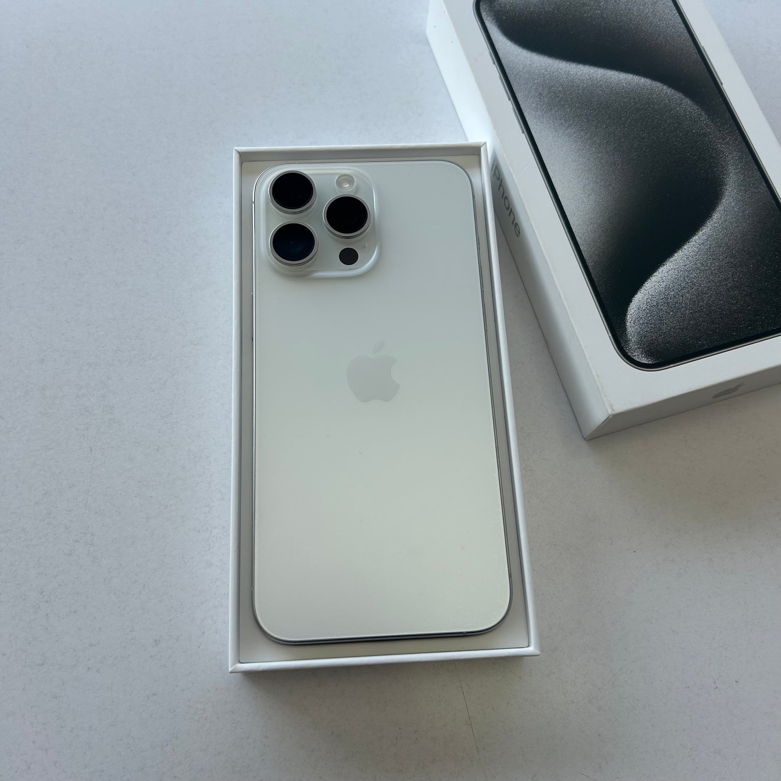 Apple iPhone 15 Pro Max 256GB White Titanium - 100% Battery Health