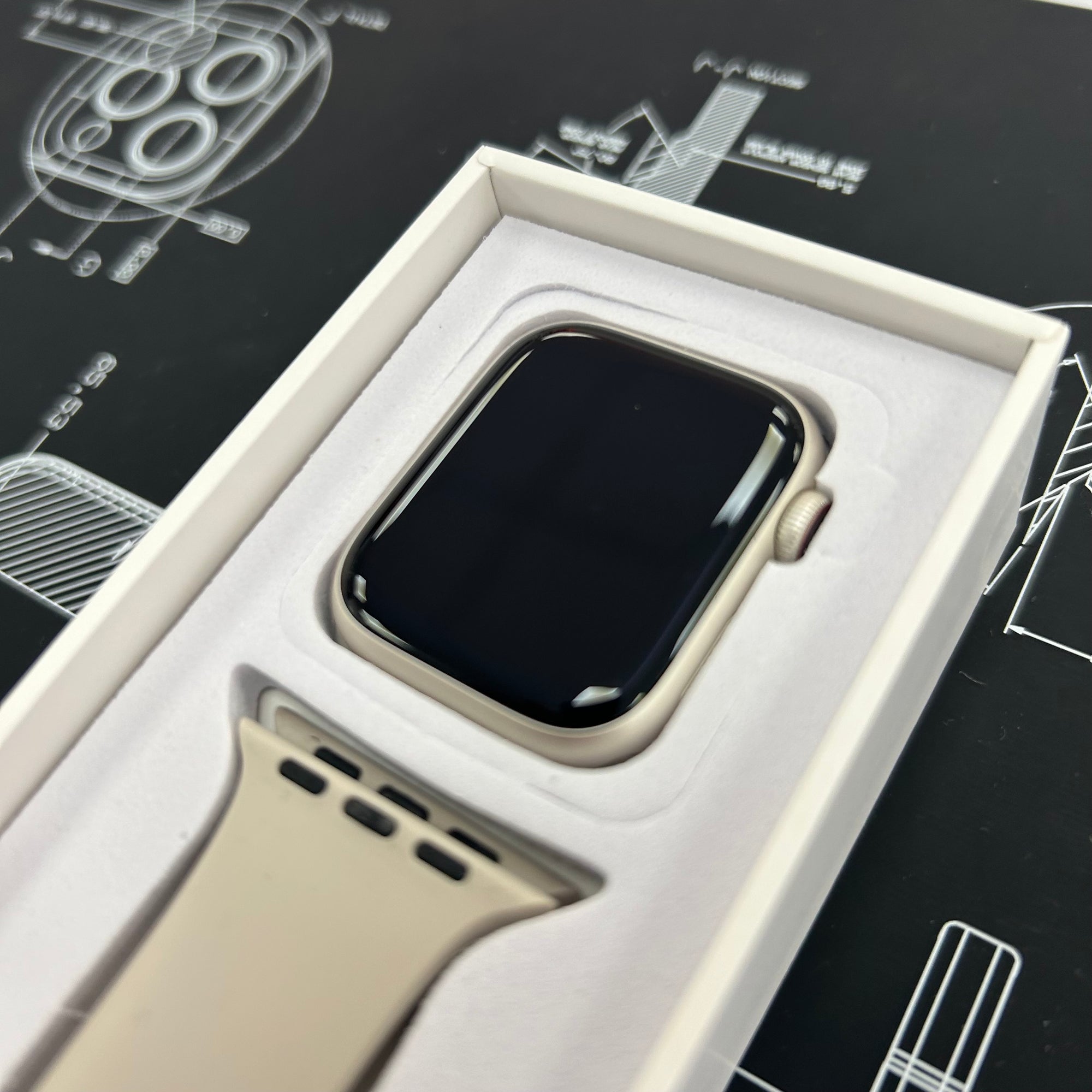 Apple Watch Series 8, 41mm GPS and Cellular Silver Aluminium Case &amp; White Sports Band