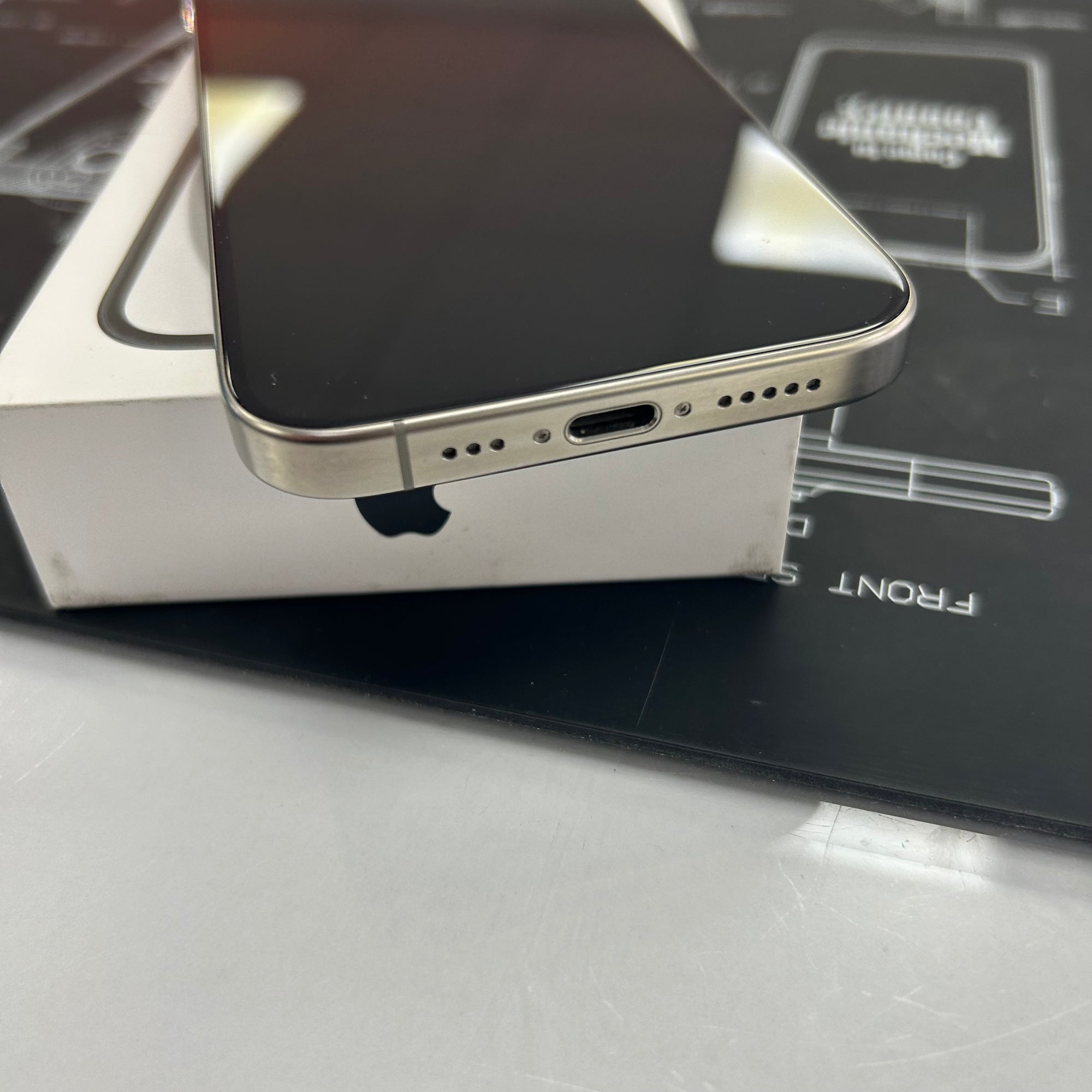 Apple iPhone 15 Pro 128GB - Natural Titanium - 100% Battery Health