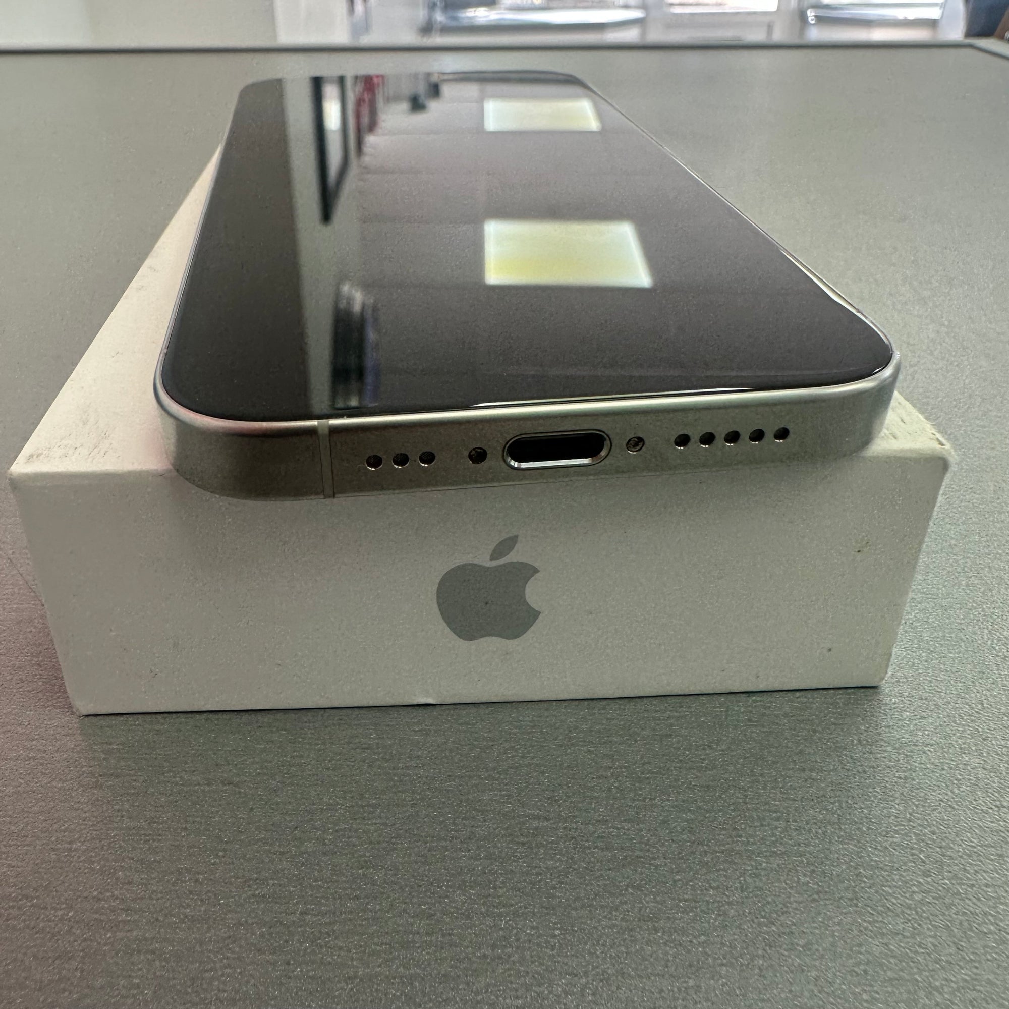 Apple iPhone 15 Pro 128GB - White Titanium - 100% Battery Health