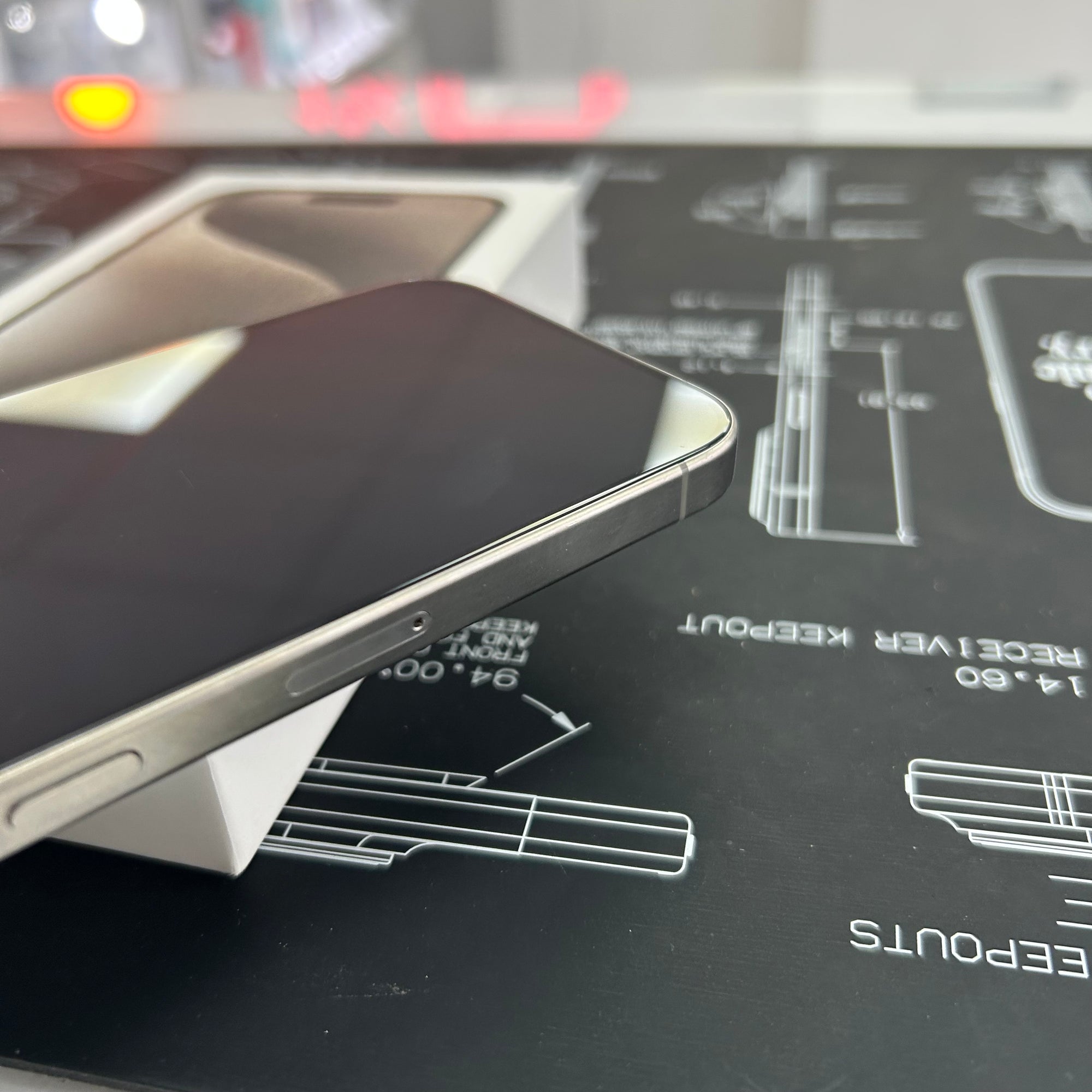 Apple iPhone 15 Pro 128GB - Natural Titanium - 100% Battery Health