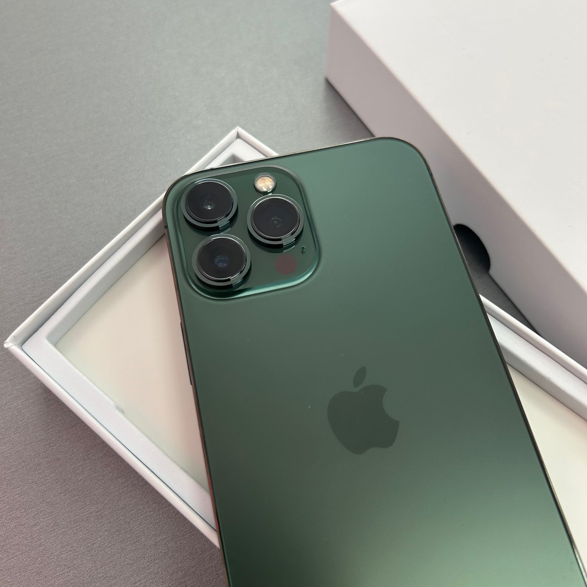 Apple iPhone 13 Pro Max 6.7” 1TB Alpine Green - 100% Battery Health