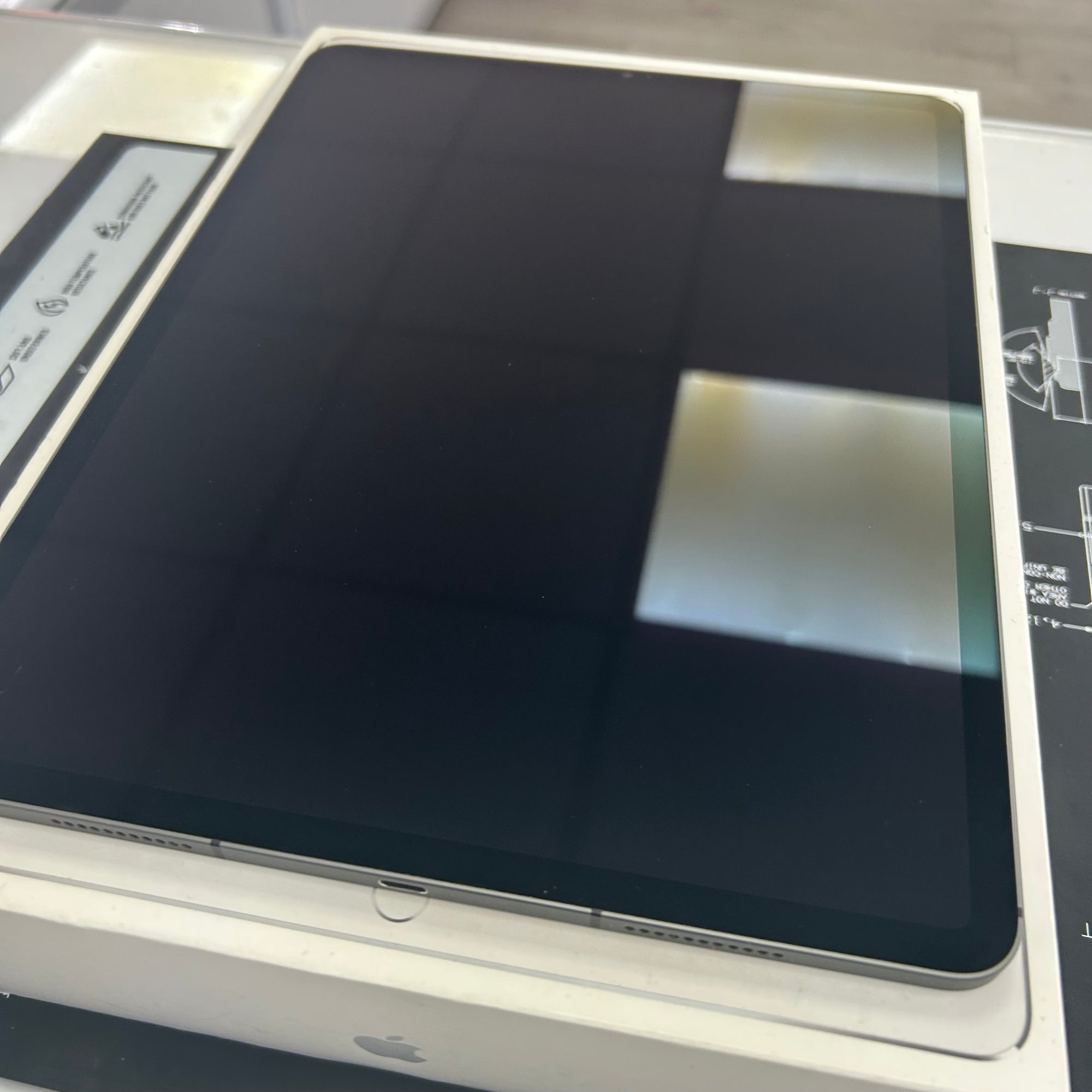 Apple iPad Pro 12.9 inch 5th Generation - 128GB Space Grey Wi-Fi &amp; Cellular