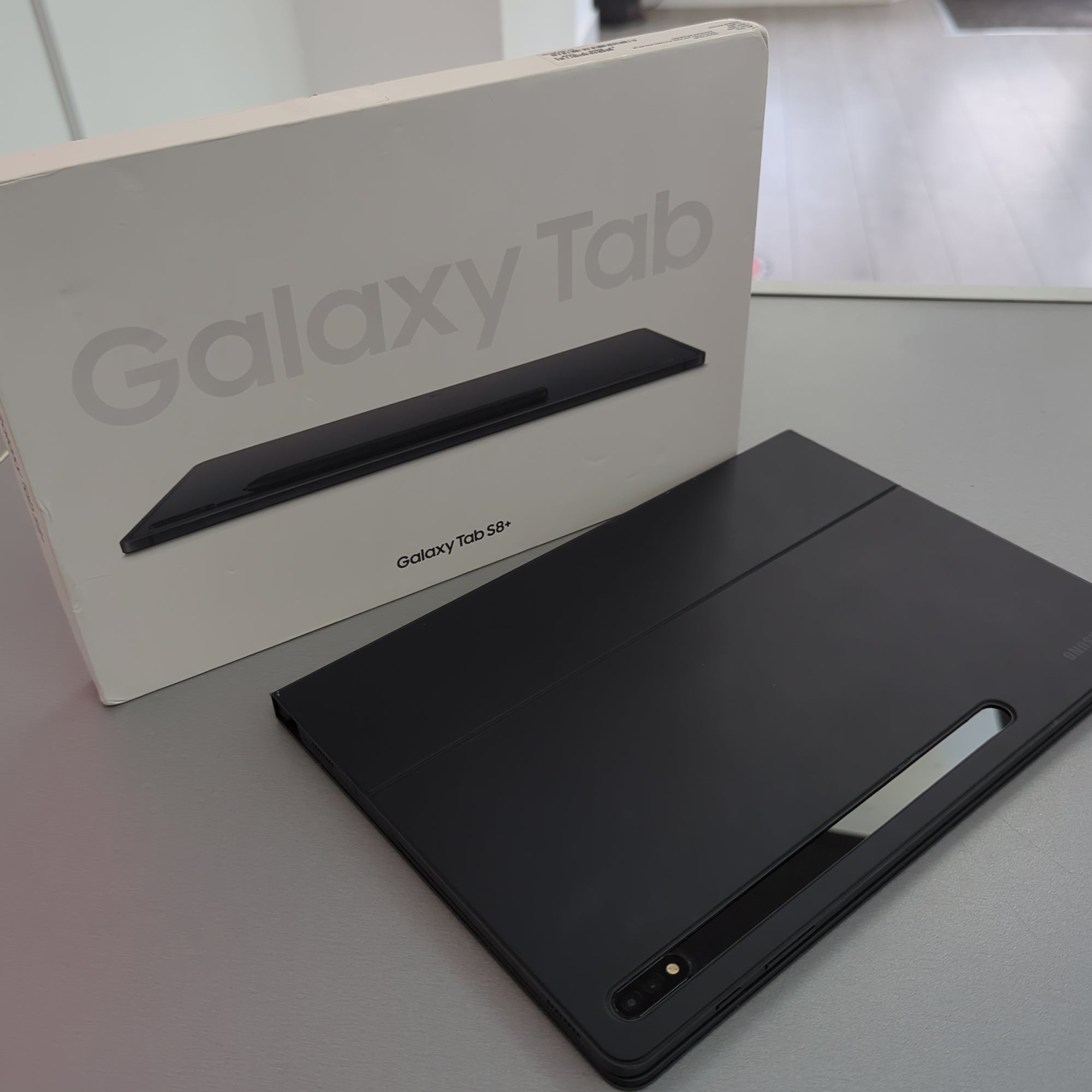 Samsung Galaxy Tab S8+ - Graphite 5G Edition plus S Pen & Genuine Keyboard folio