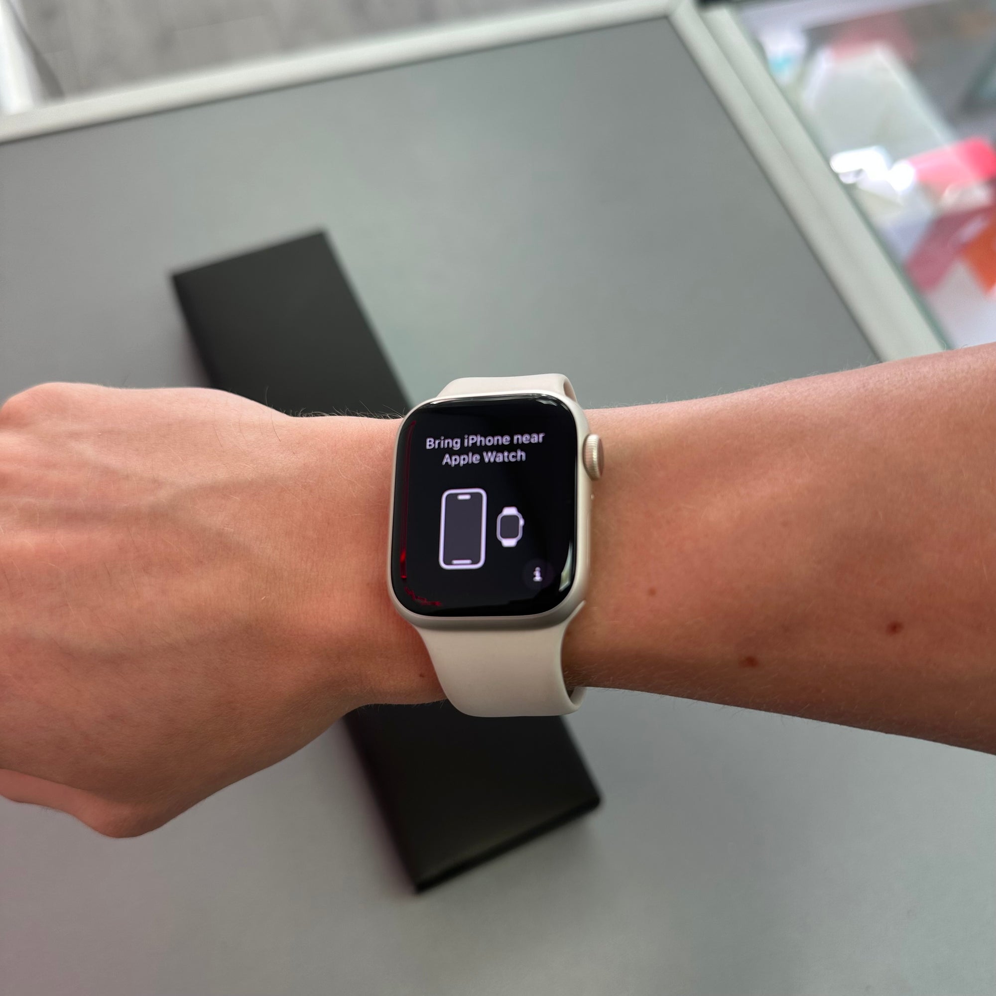 Apple Watch Series 9 Starlight Aluminium &amp; Sports Band 41MM GPS &amp; Cellular