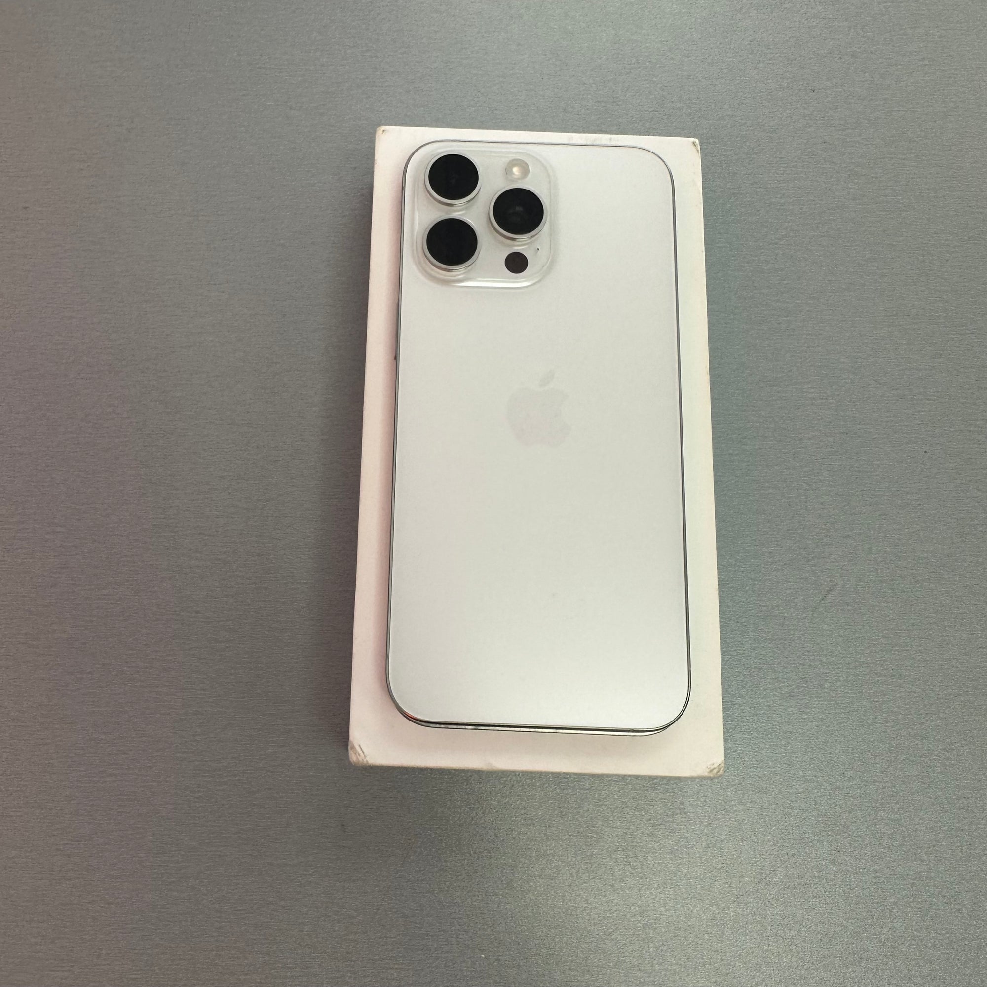 Apple iPhone 15 Pro Max 256GB White Titanium- 100% Battery Health