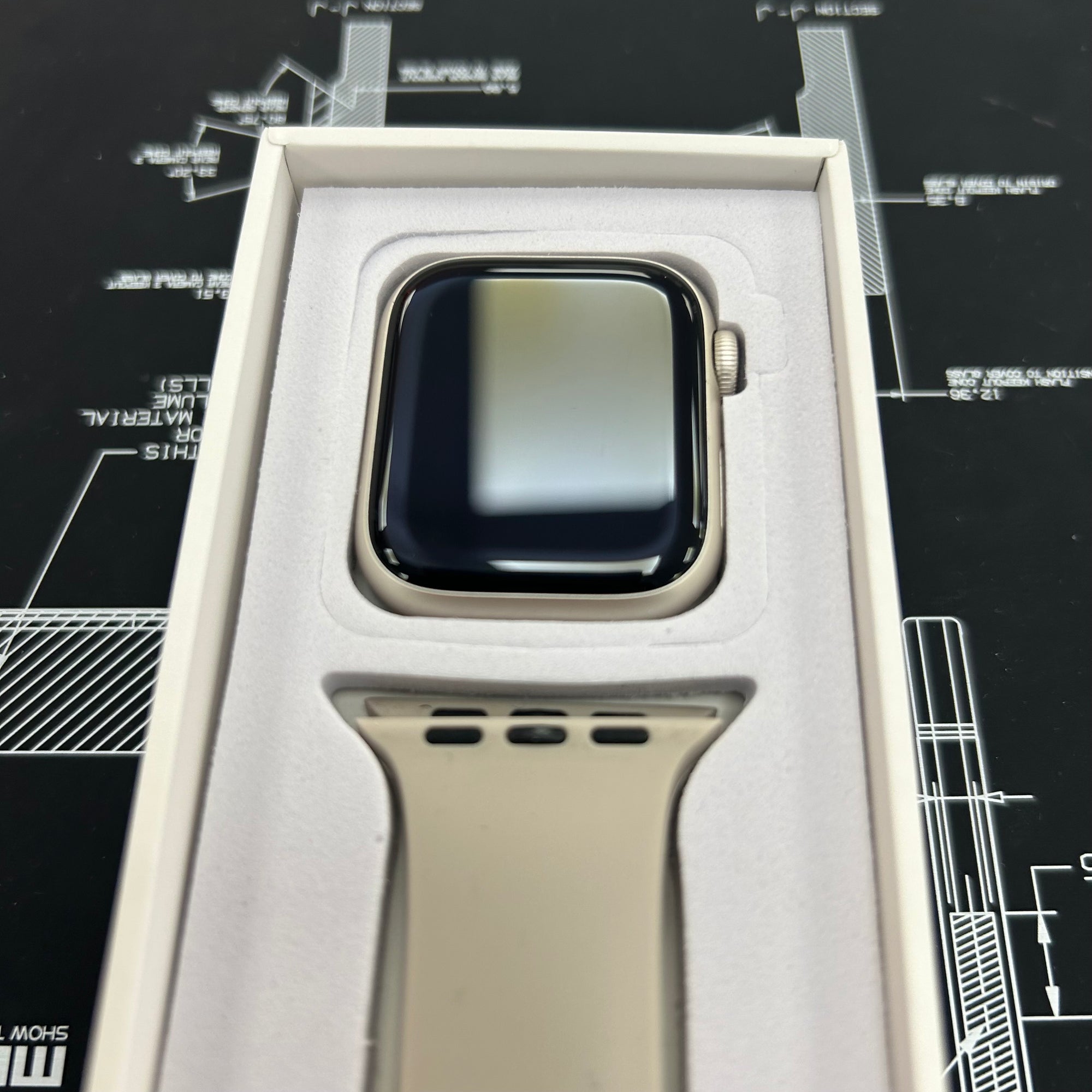 Apple Watch Series 8, 41mm GPS and Cellular Silver Aluminium Case &amp; White Sports Band