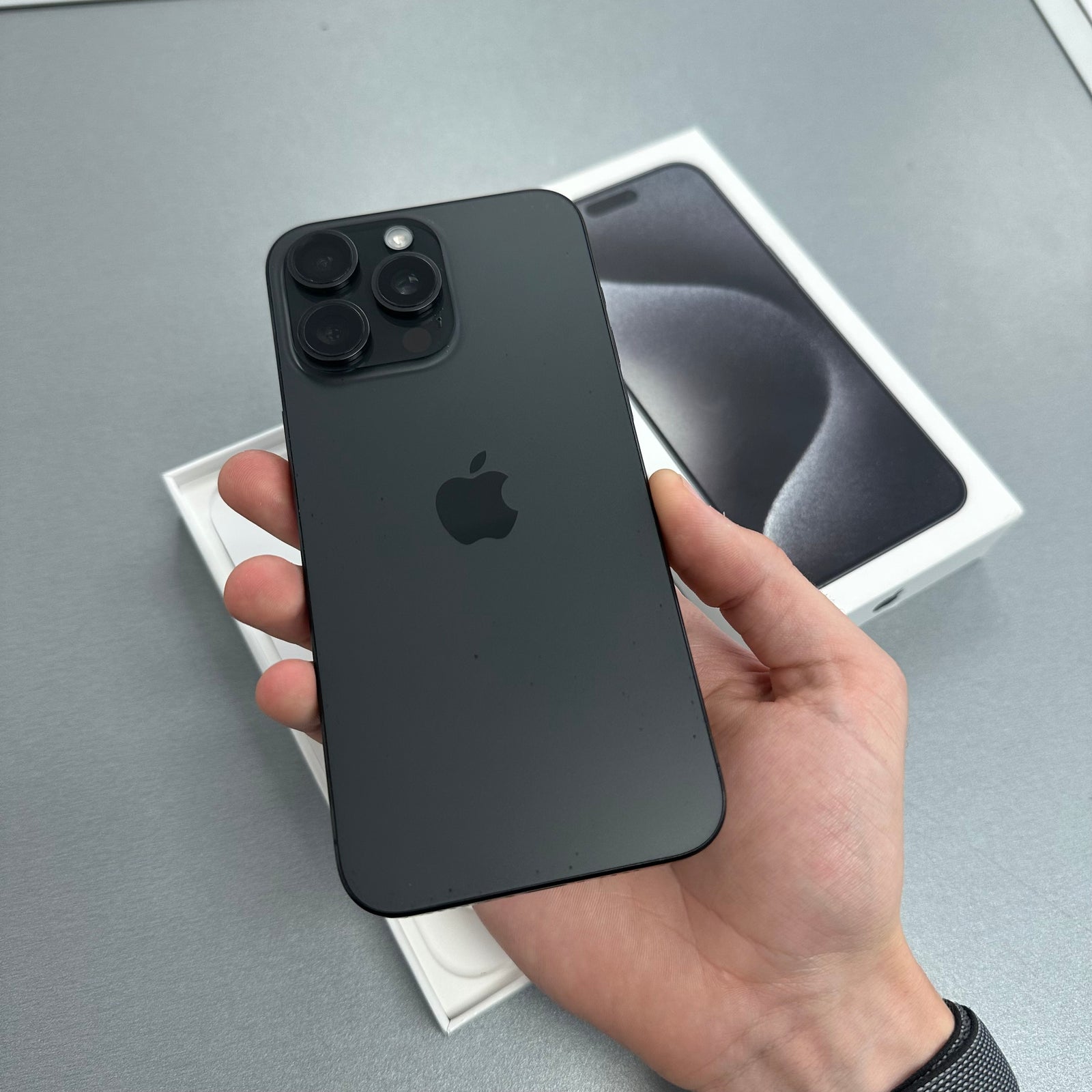 Apple iPhone 15 Pro Max 256GB Black Titanium - 85% Battery Health