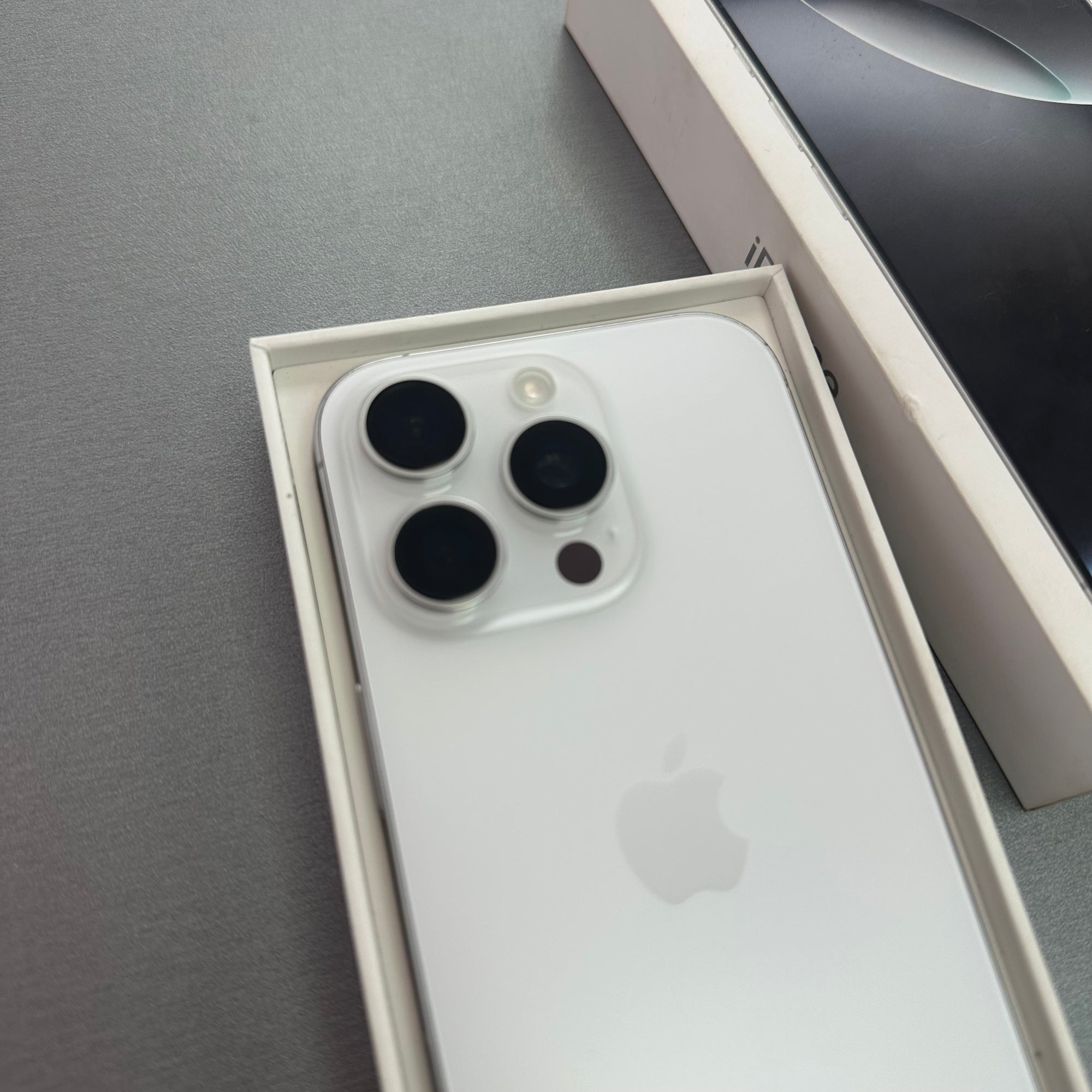 Apple iPhone 16 Pro White Titanium 128GB - 100% Battery Health