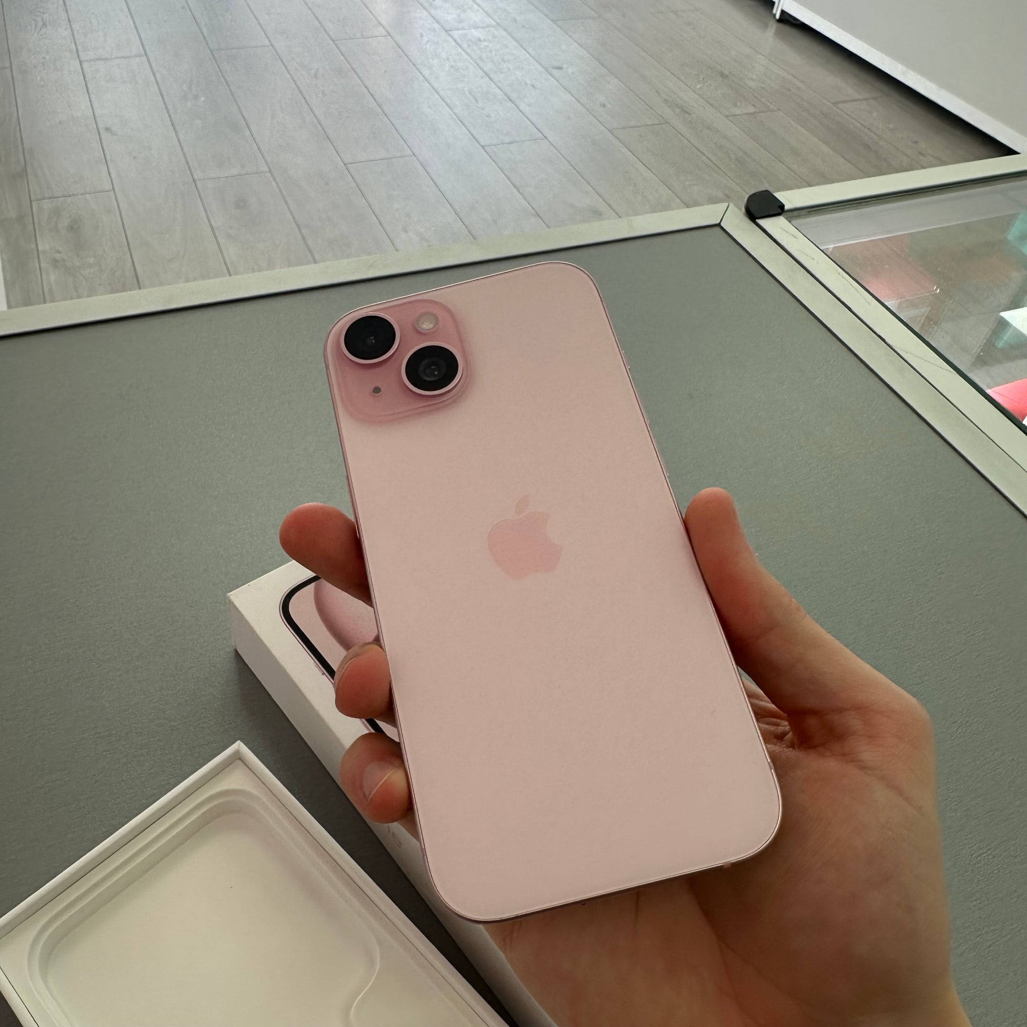 Apple iPhone 15 128GB Pink - 100% Battery Health