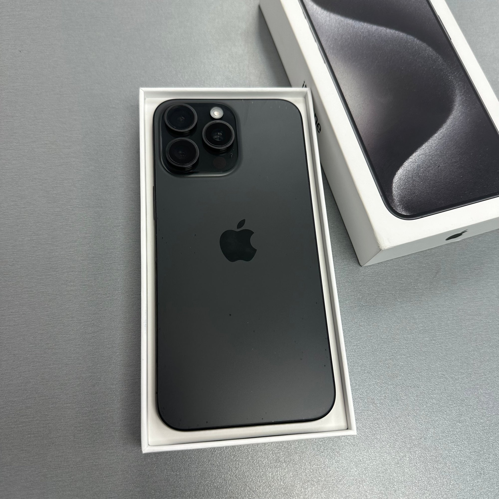 Apple iPhone 15 Pro Max 256GB Black Titanium - 85% Battery Health