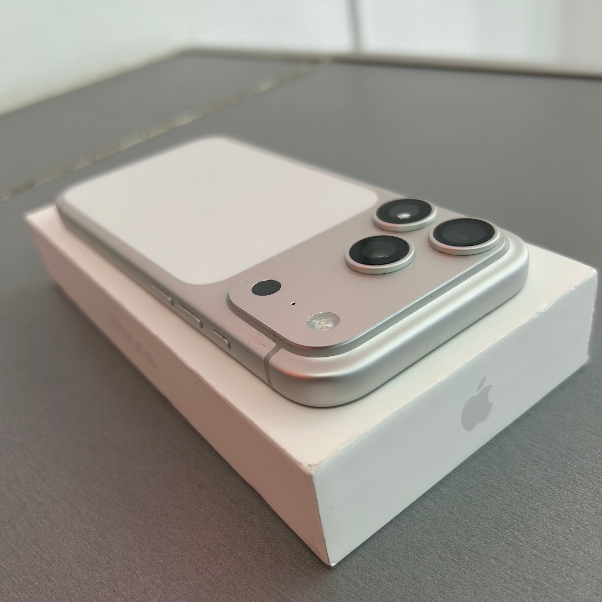Apple iPhone 17 Pro 256GB Silver - 100% Battery Health like new condition