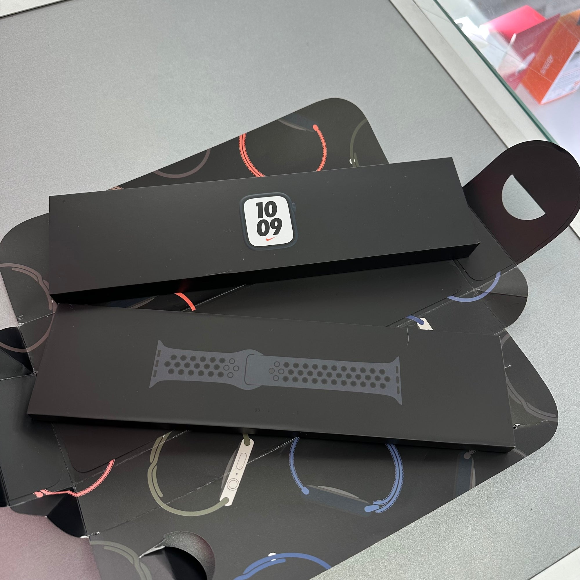 Apple Watch Series 9 Starlight Aluminium &amp; Sports Band 41MM GPS &amp; Cellular