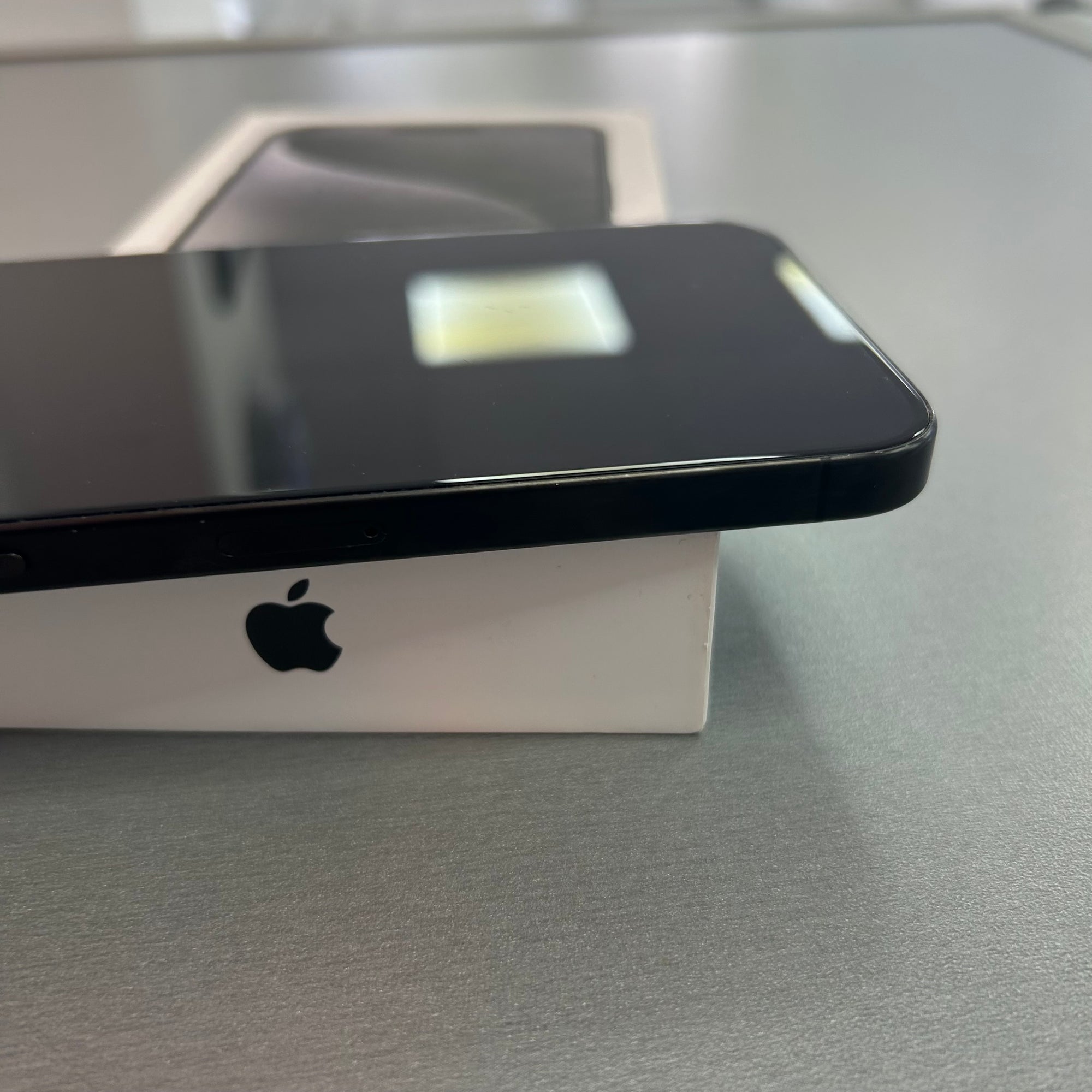 Apple iPhone 15 Pro Max 256GB Black Titanium - 100% Battery Health