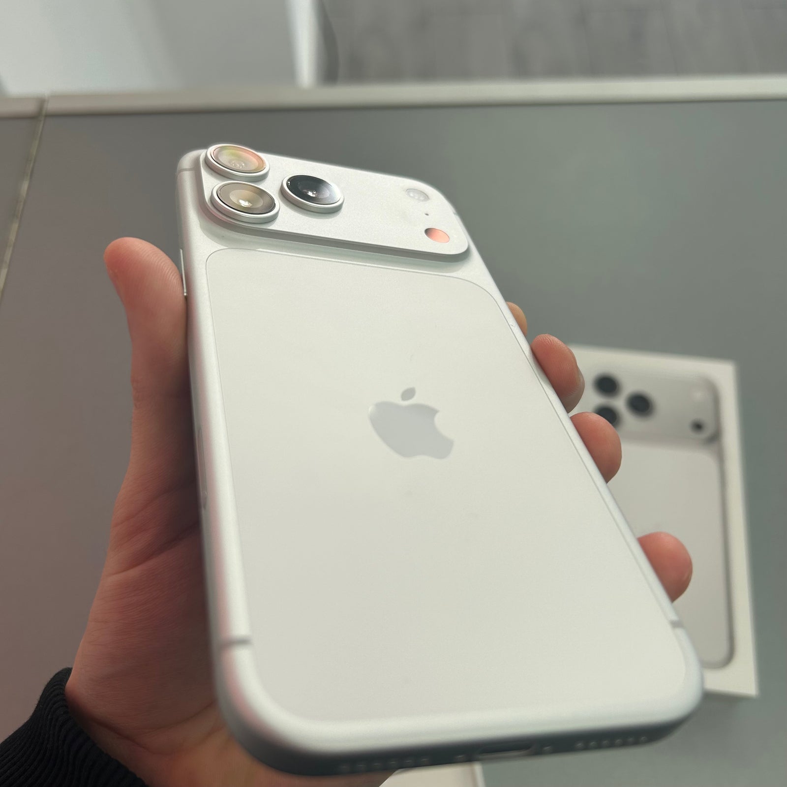 Apple iPhone 17 Pro Max 256GB Silver - 100% Battery Health