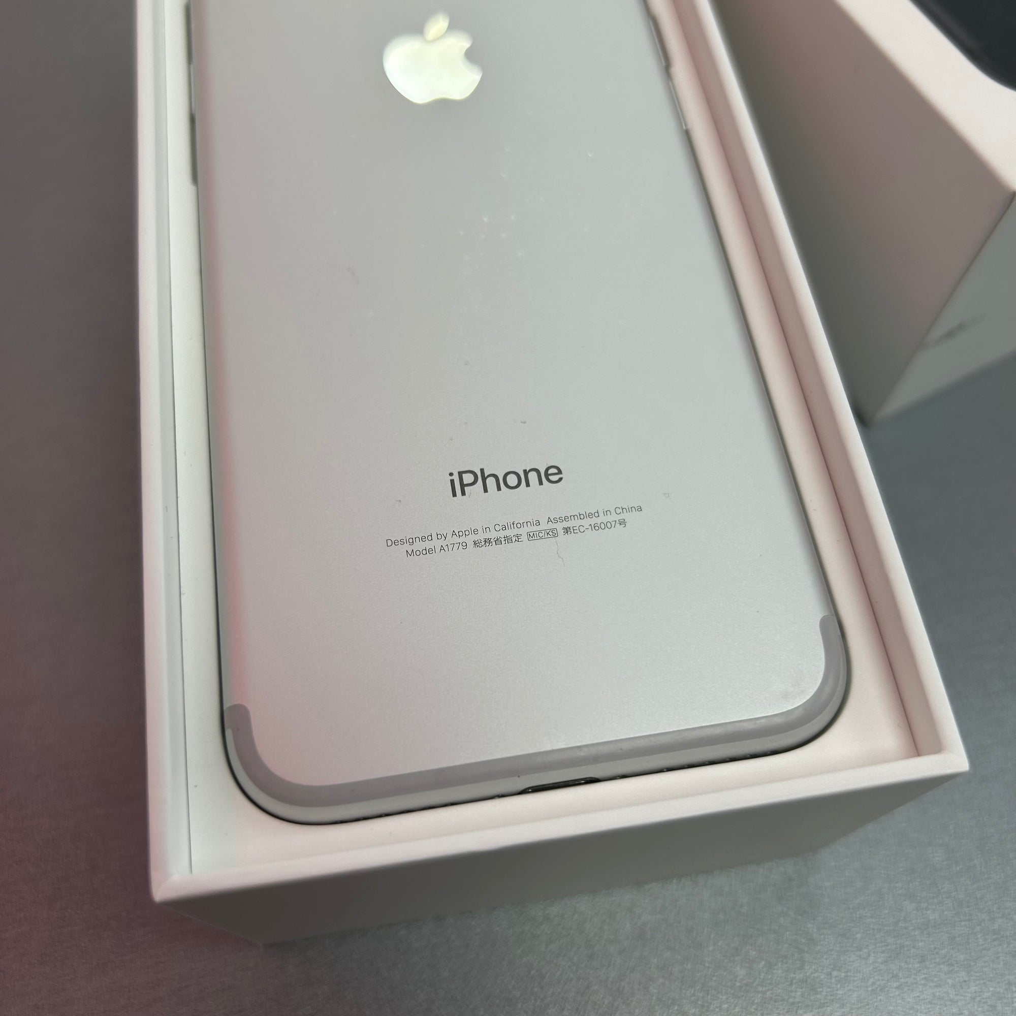 Apple iPhone 7 Silver 32GB - 95% Battery Health and Above