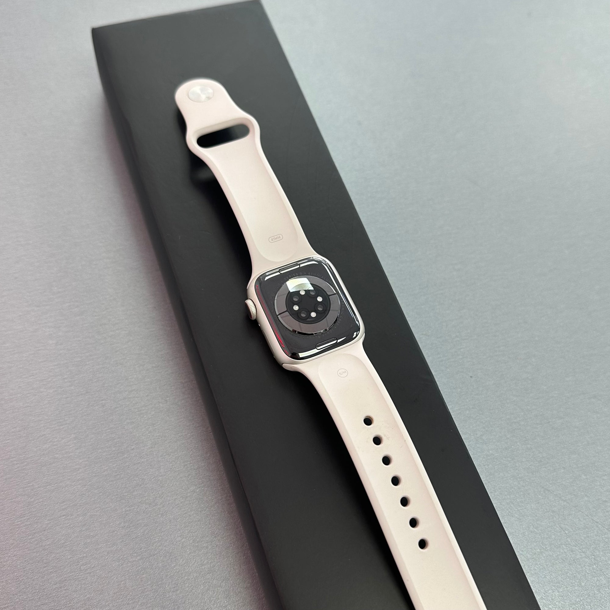 Apple Watch Series 9 Starlight Aluminium &amp; Sports Band 41MM GPS &amp; Cellular