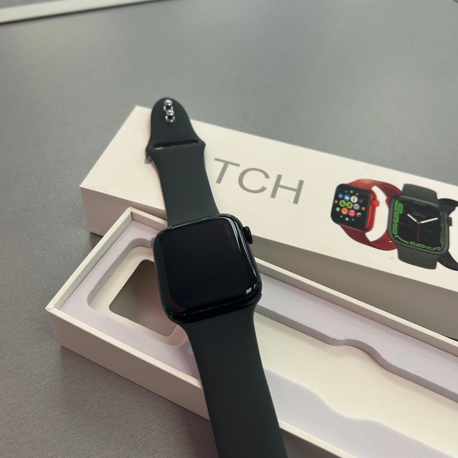 Apple Watch SE 44mm 2022 - Midnight Aluminium Case & Black Sports Band - GPS Only