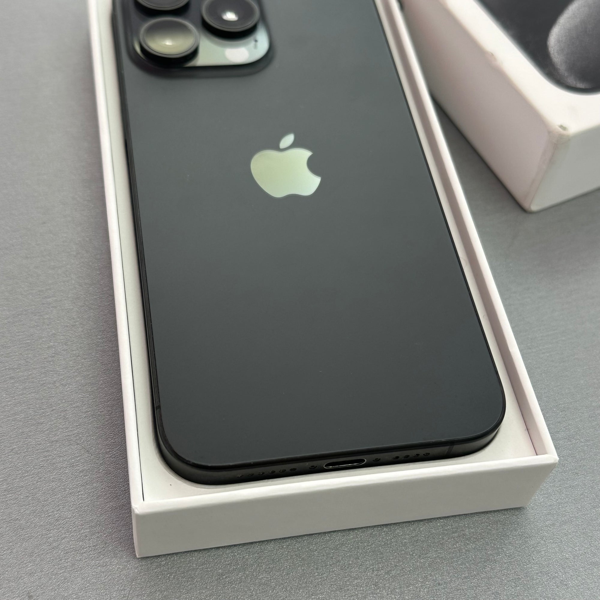 Apple iPhone 15 Pro Max 256GB Black Titanium - 100% Battery Health