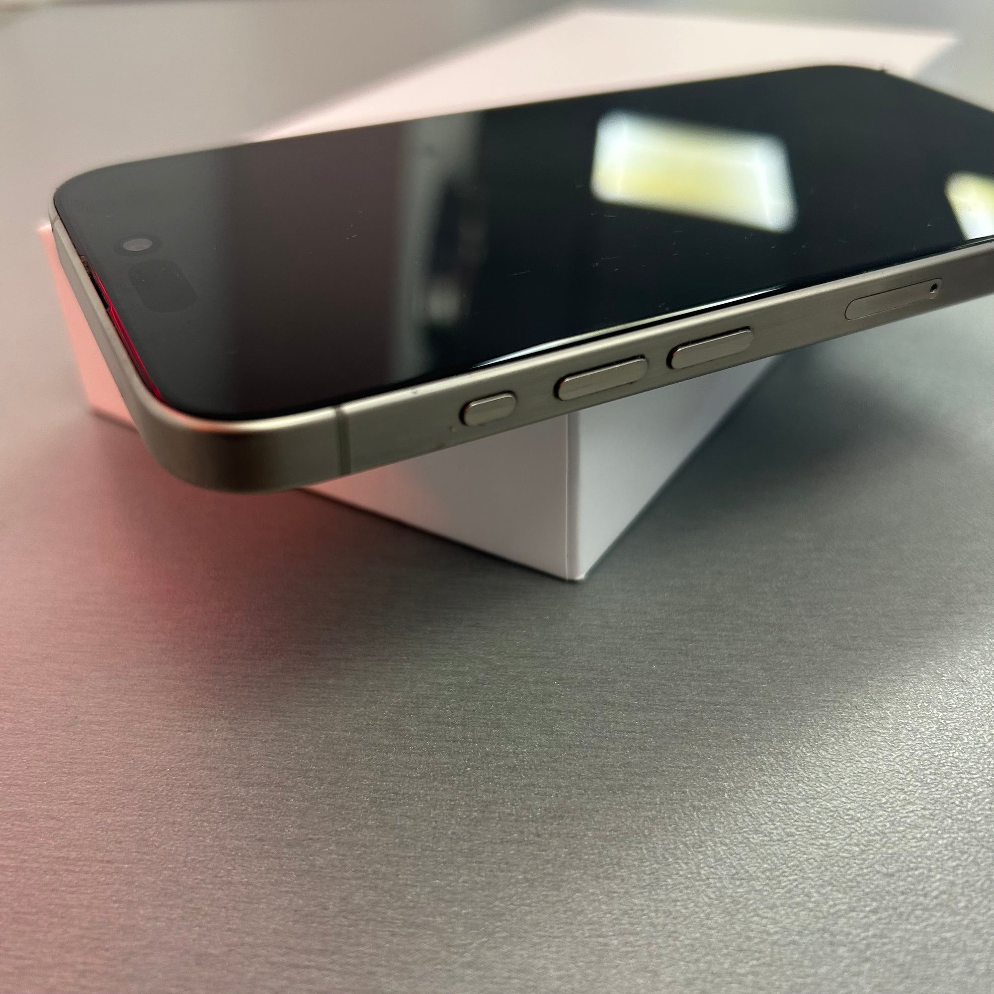 Apple iPhone 15 Pro 128GB - Natural Titanium - 100% Battery Health