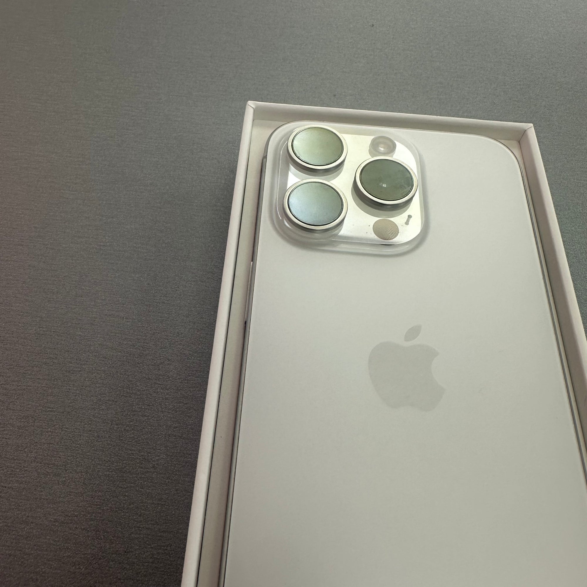 Apple iPhone 15 Pro 128GB - White Titanium - 100% Battery Health