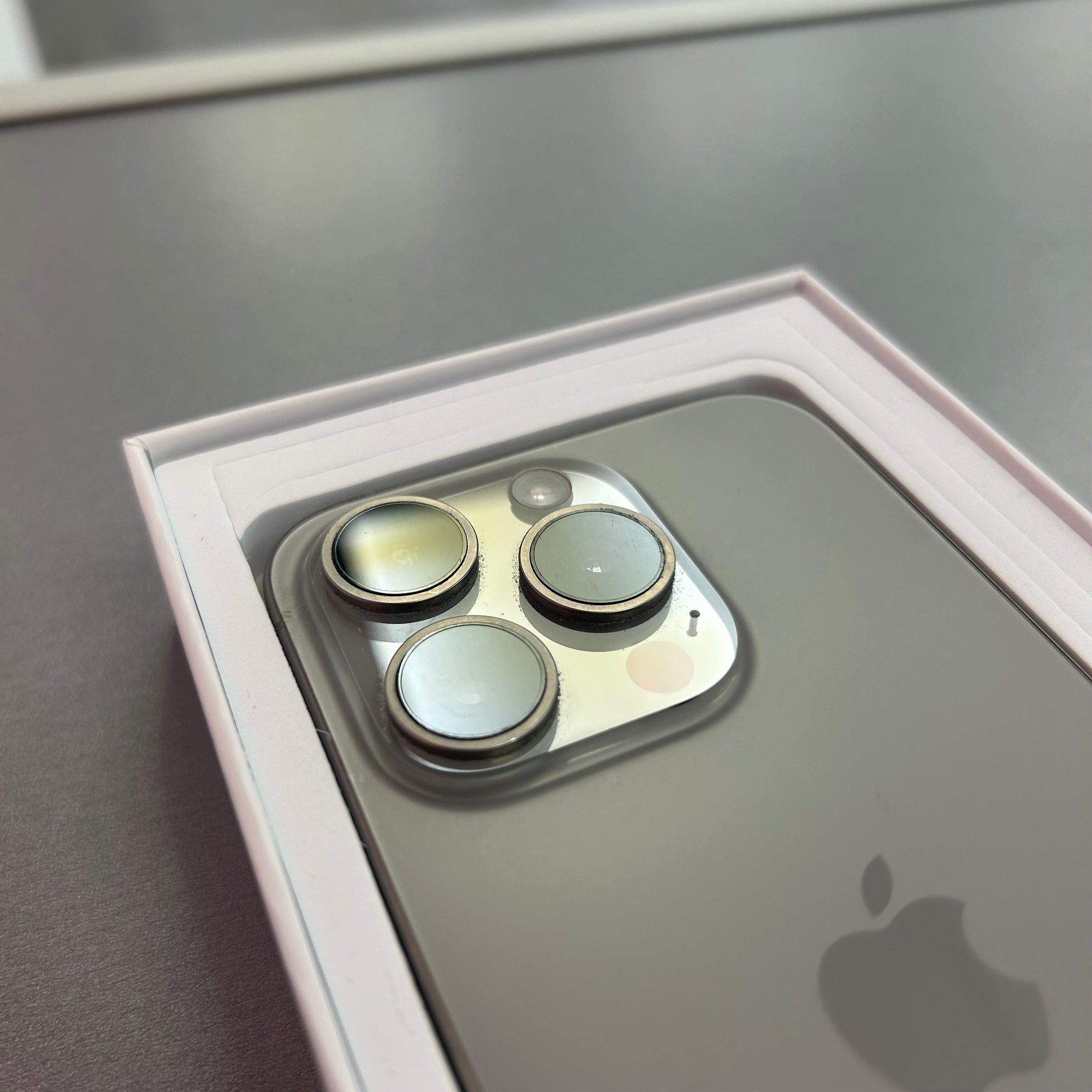 Apple iPhone 15 Pro 128GB - Natural Titanium - 100% Battery Health