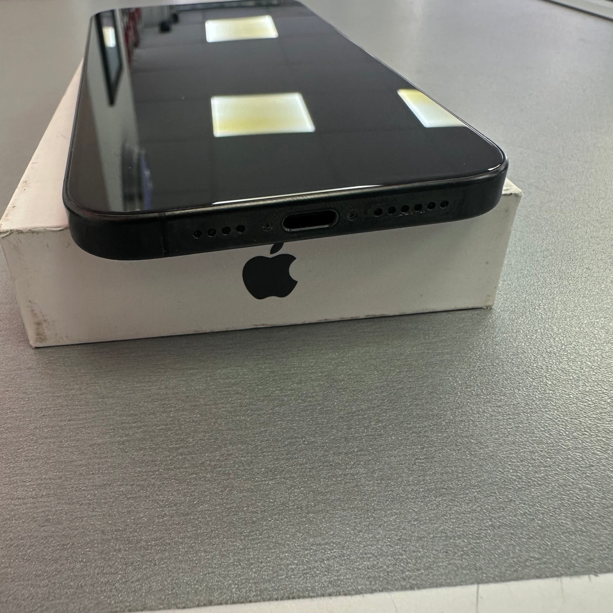 Apple iPhone 15 Pro Max 1TB Black Titanium - 100% Battery Health
