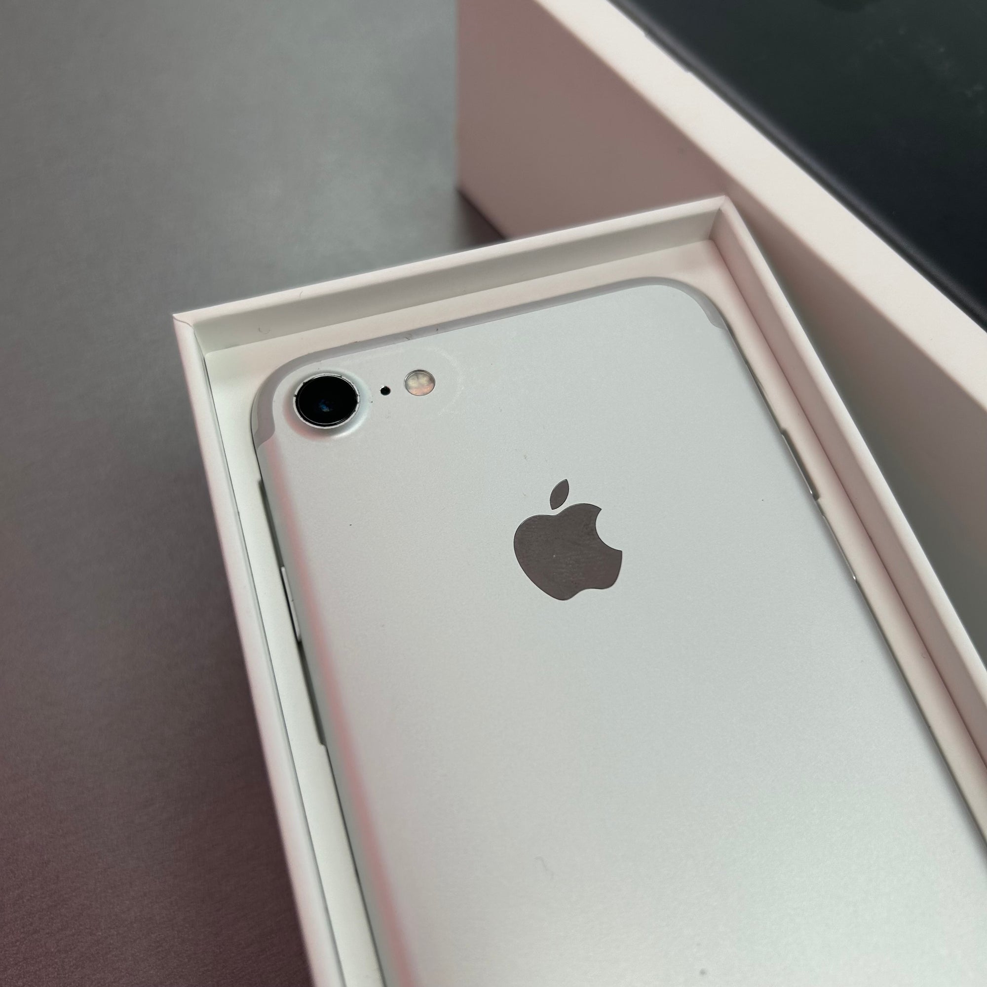 Apple iPhone 7 Silver 32GB - 95% Battery Health and Above