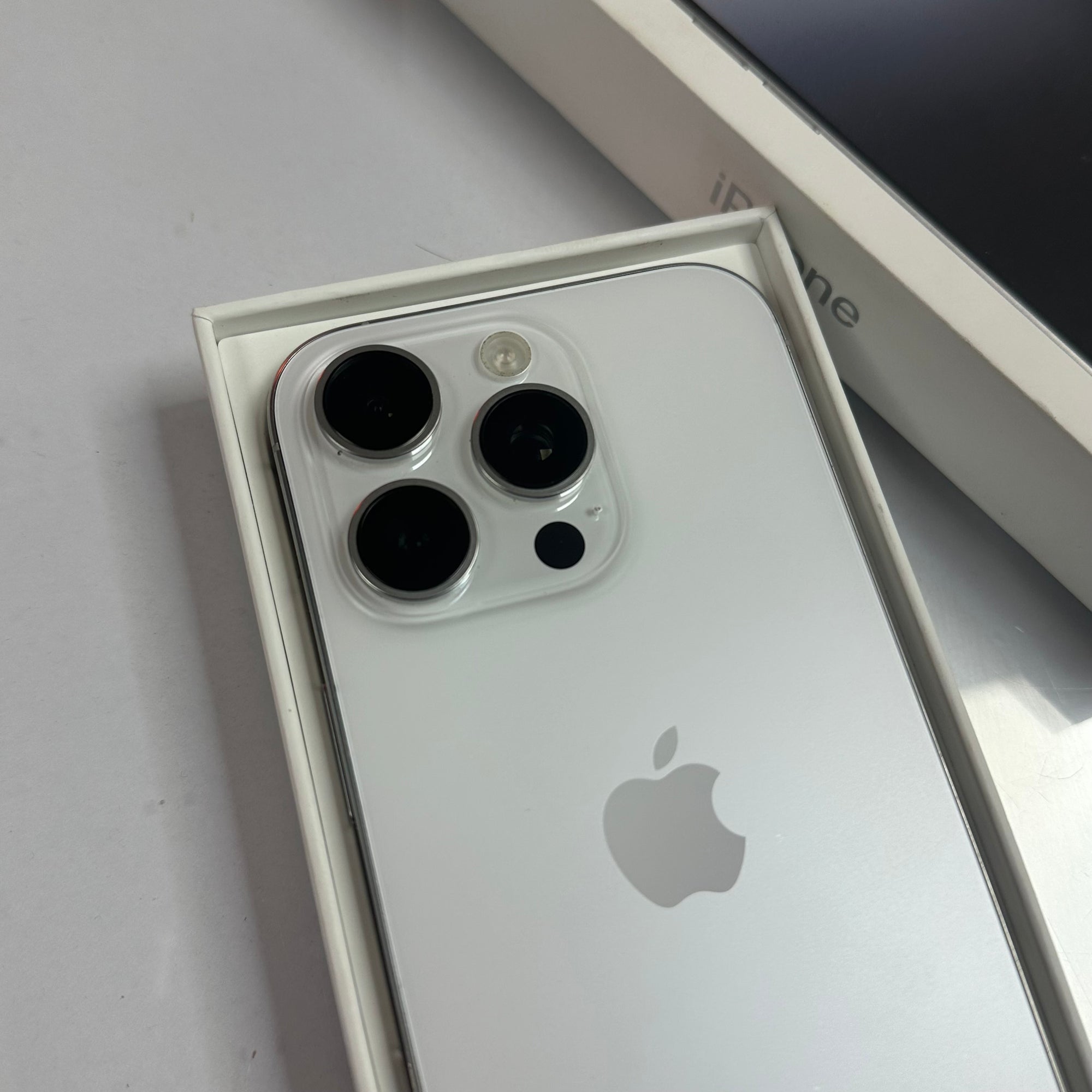 Apple iPhone 16 Pro White Titanium 128GB - 100% Battery Health