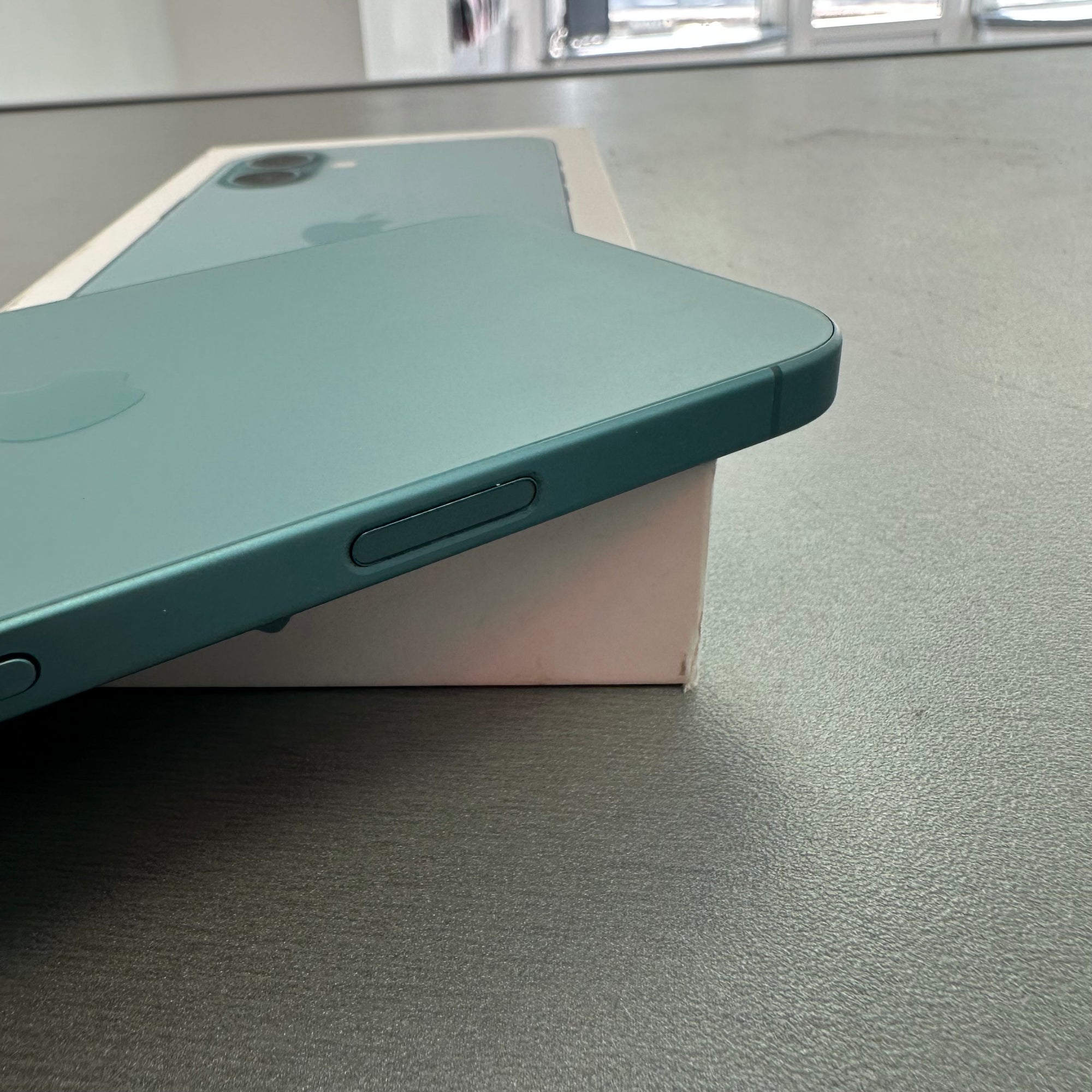 Apple iPhone 16 128GB Teal - 96% Battery Health