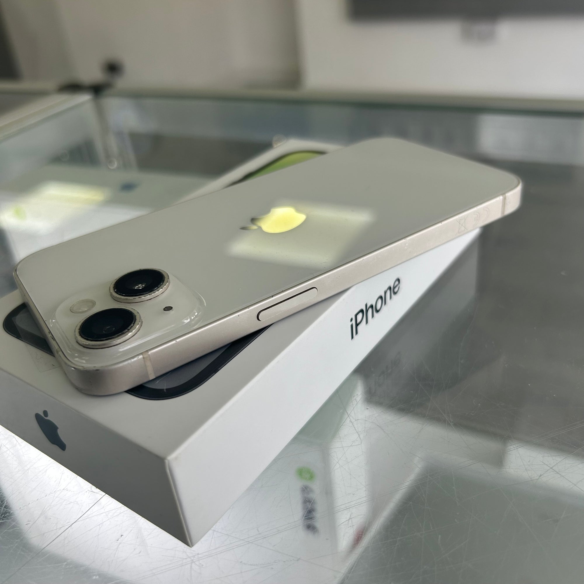 Apple iPhone 14 128GB - White &amp; 100% Battery Health