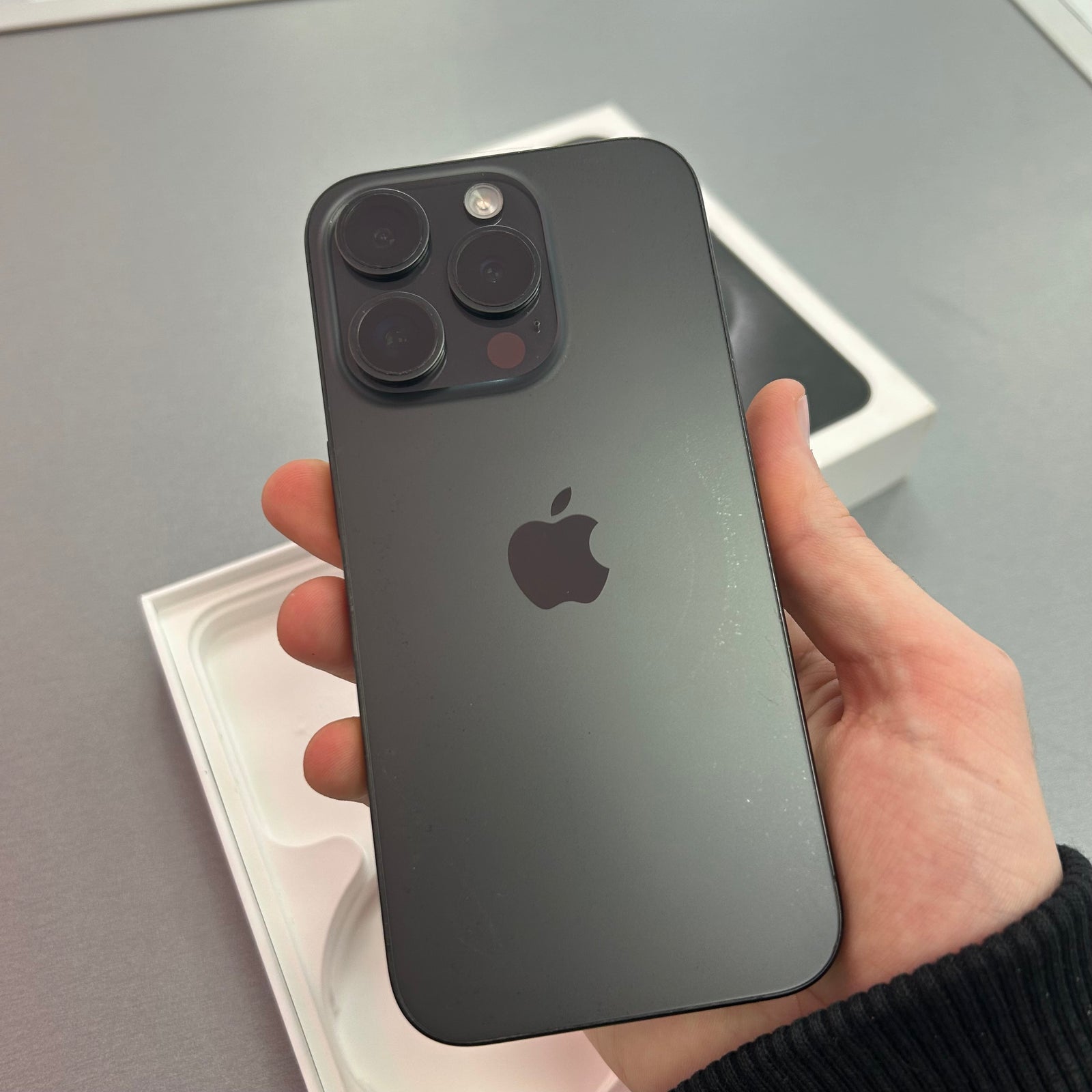 Apple iPhone 15 Pro 128GB Black Titanium - 91% Battery Health