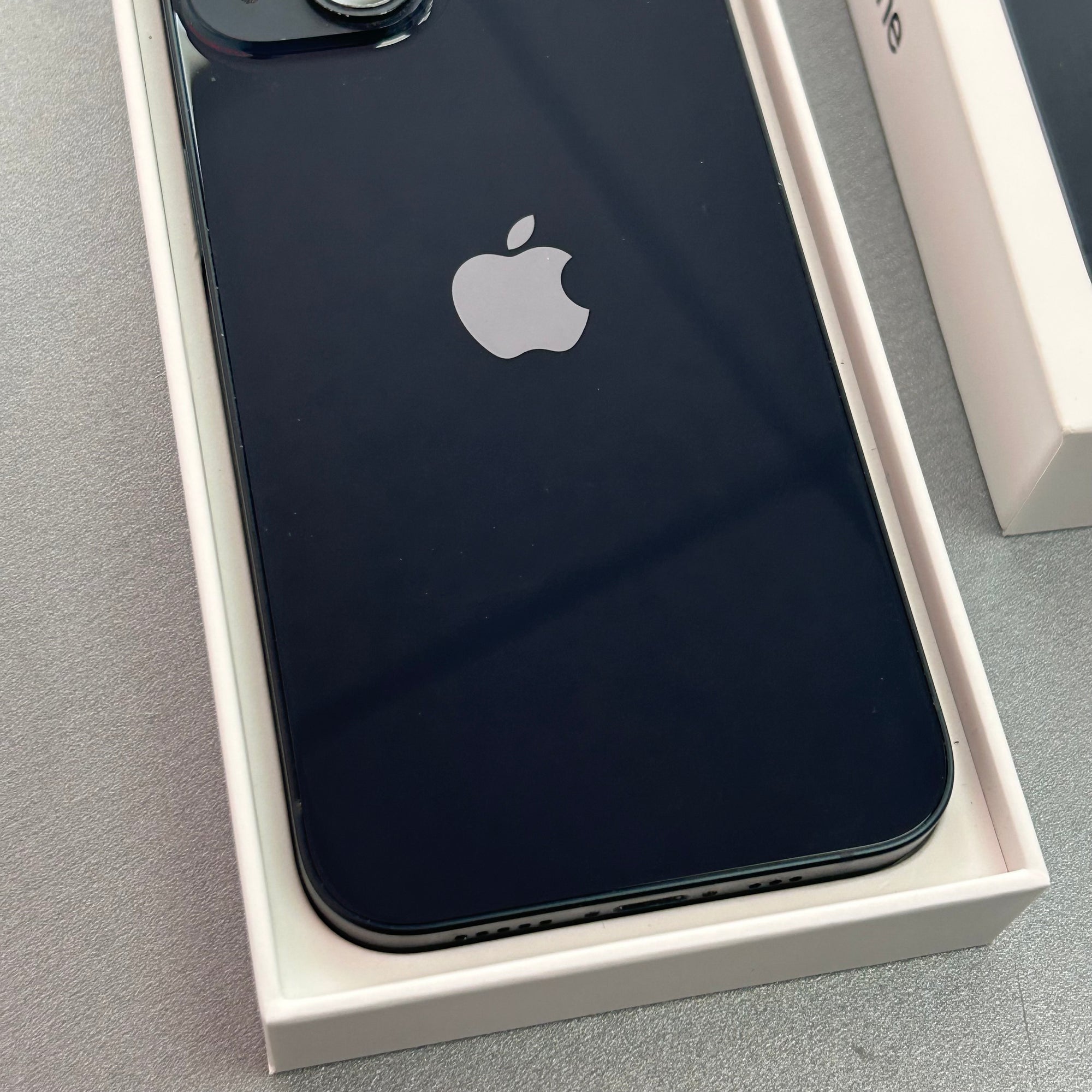 Apple iPhone 13 128GB Midnight - 100% Battery Health