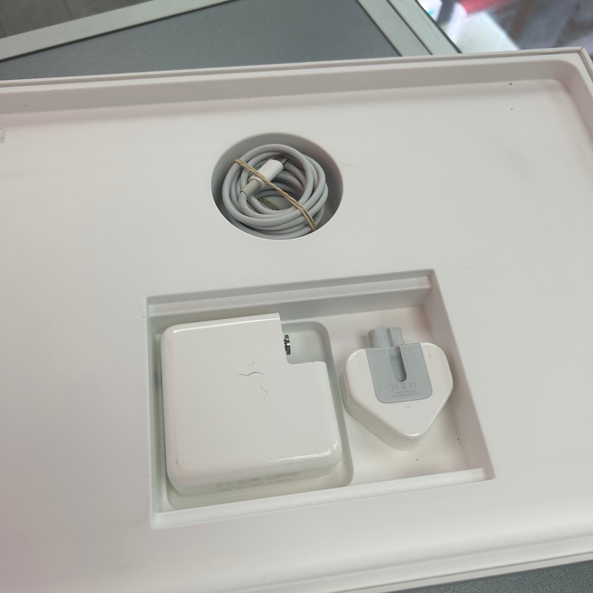 Apple Macbook Pro 15 inch 2016 - i7 2.9GHz, 16GB RAM, 1TB SSD and Brand New Battery