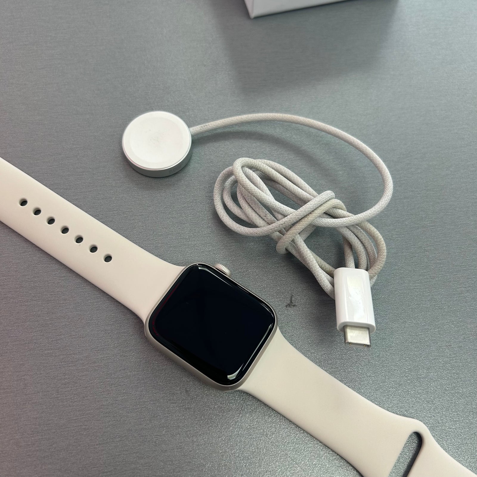 Apple Watch SE 3rd Gen 40mm 2025 - Starlight Aluminium Case & Starlight Sports Band - GPS & Cellular