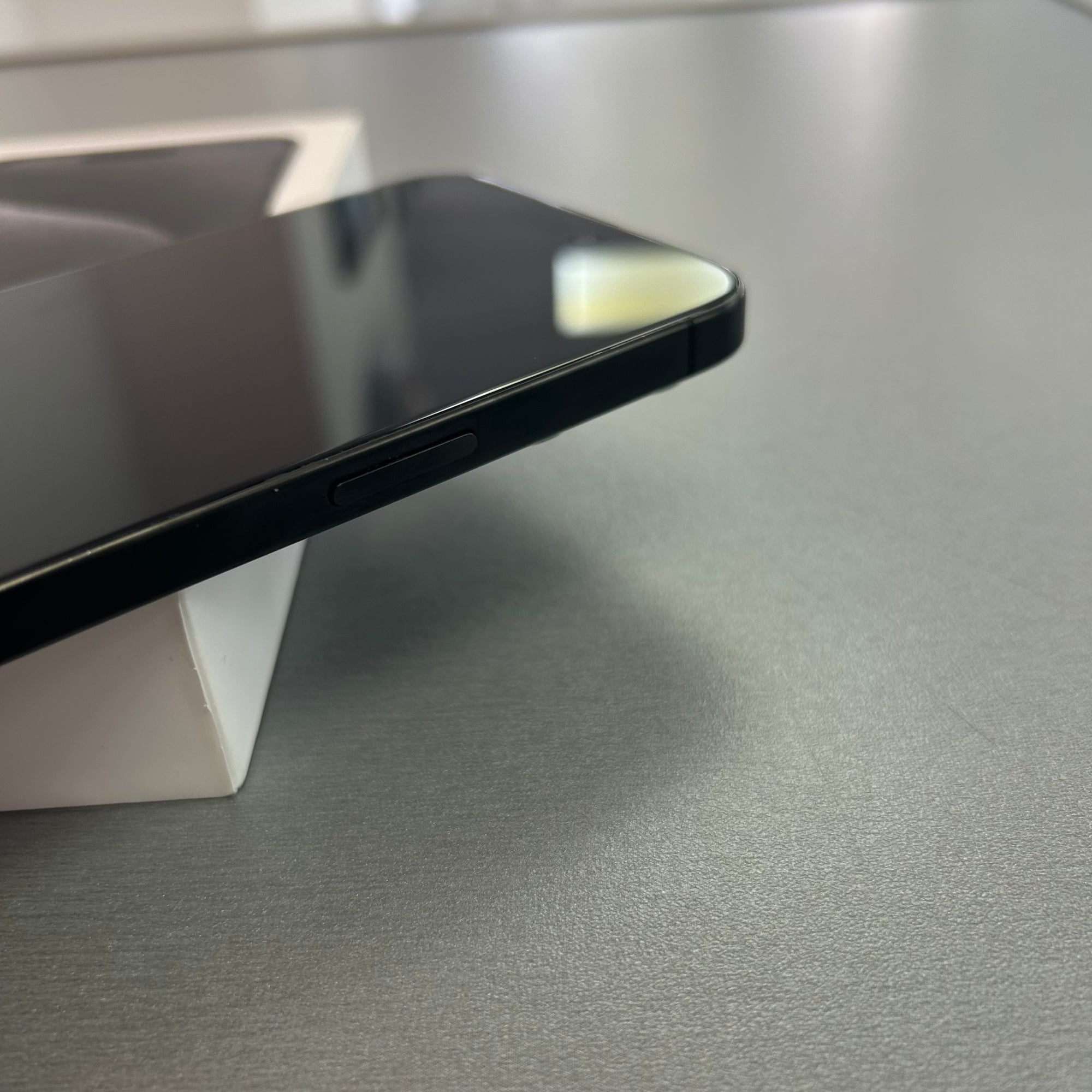 Apple iPhone 15 Pro Max 256GB Black Titanium - 100% Battery Health