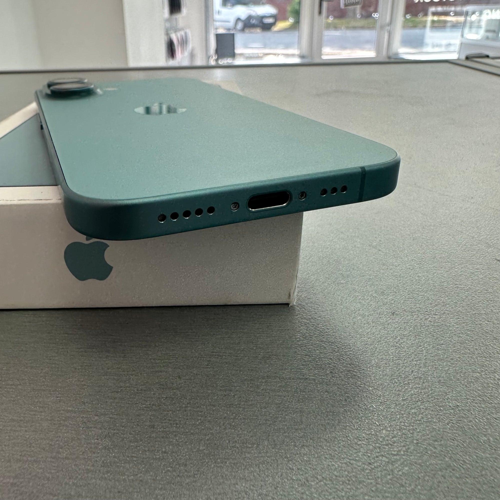 Apple iPhone 16 128GB Teal - 96% Battery Health