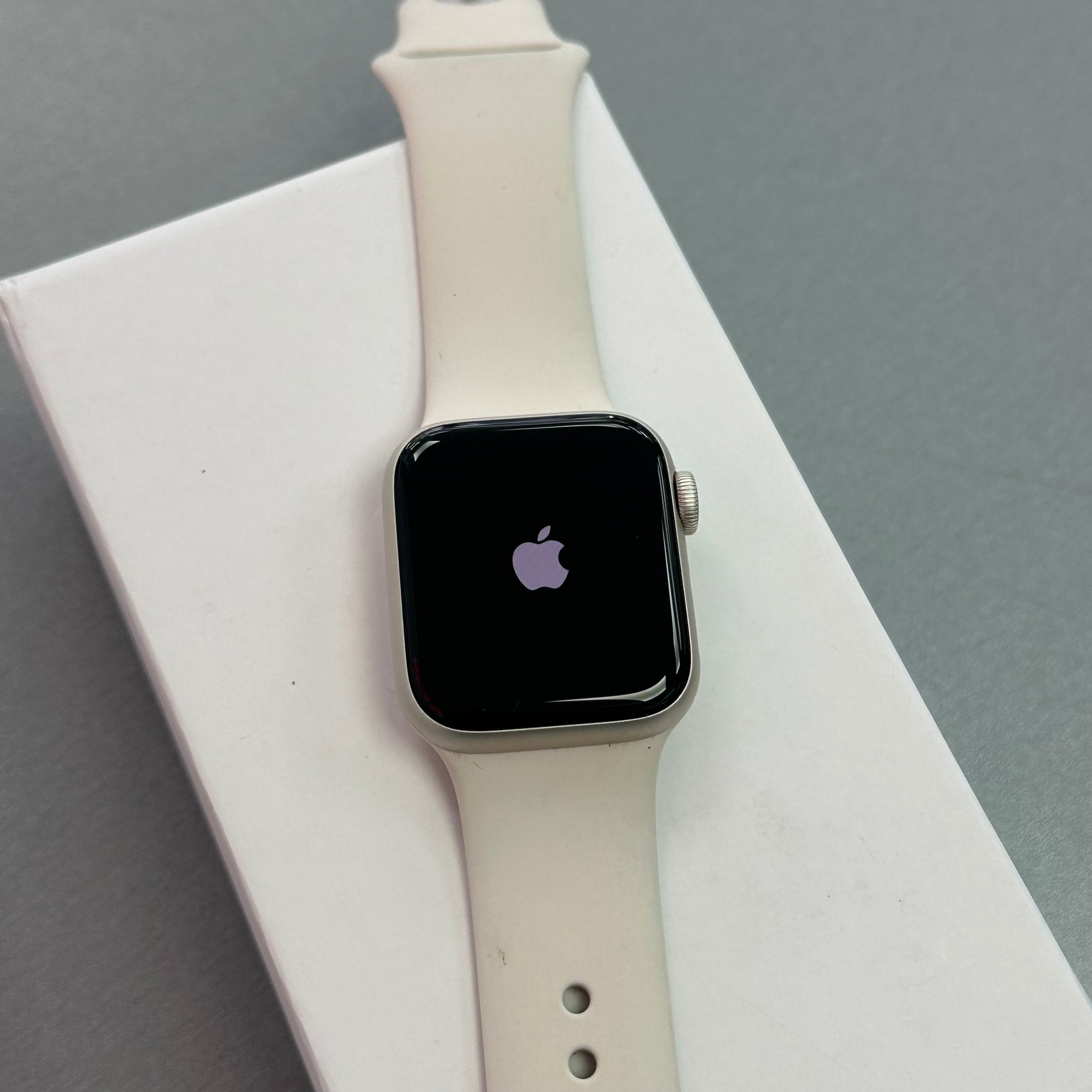 Apple Watch SE (2nd Gen) 2022 GPS - 40mm, Starlight Aluminium Case