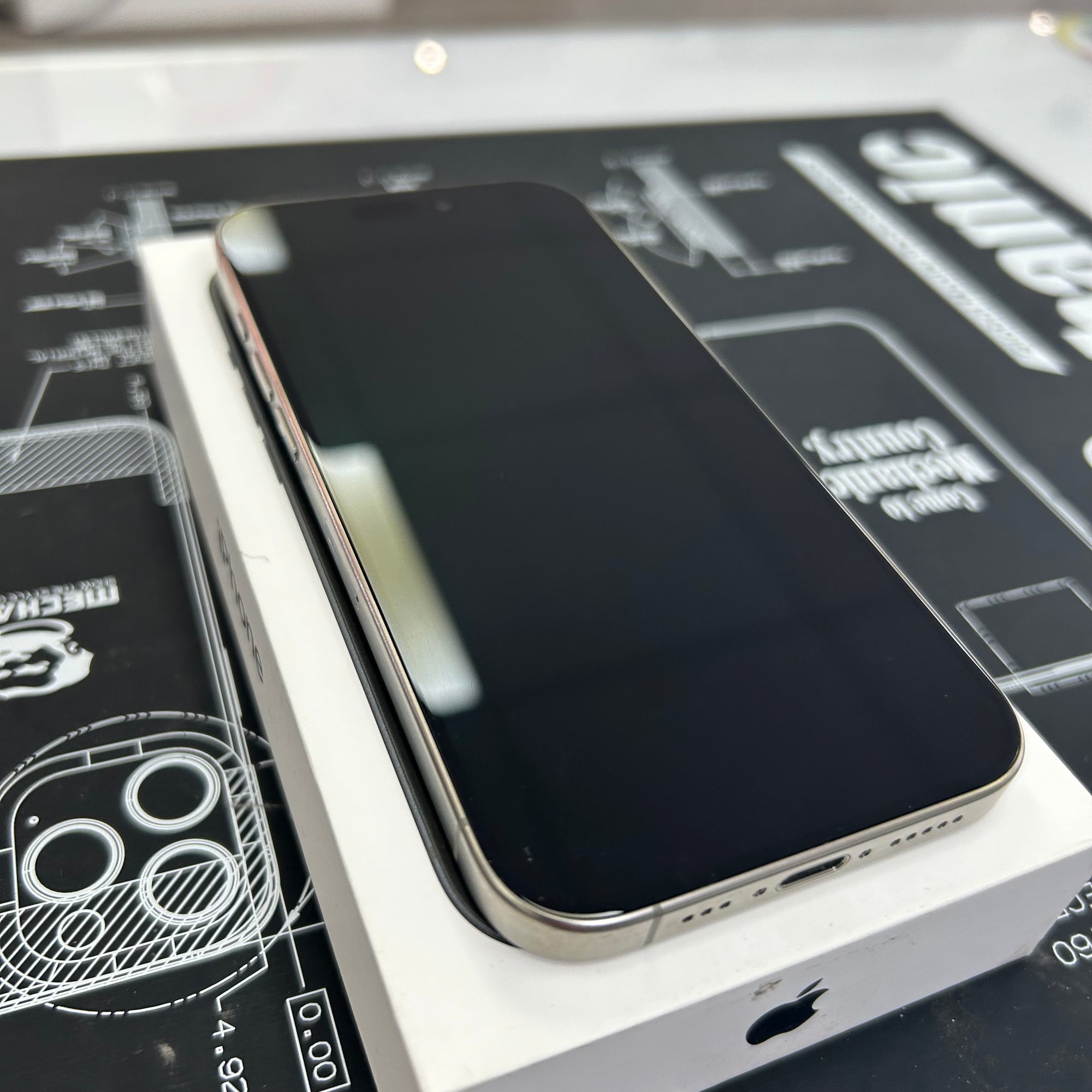 Apple iPhone 15 Pro 128GB - Natural Titanium - 100% Battery Health