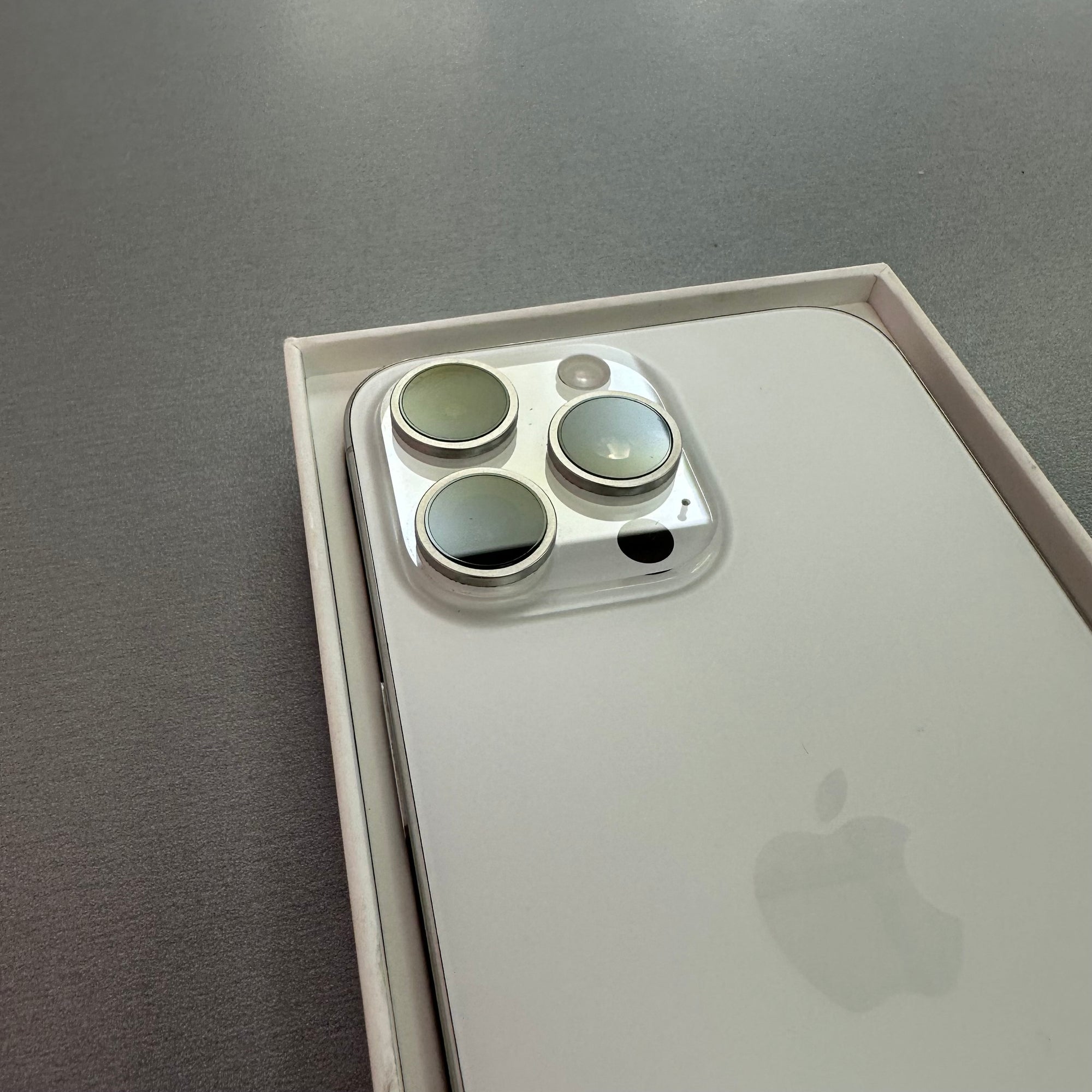 Apple iPhone 15 Pro Max 256GB White Titanium- 100% Battery Health