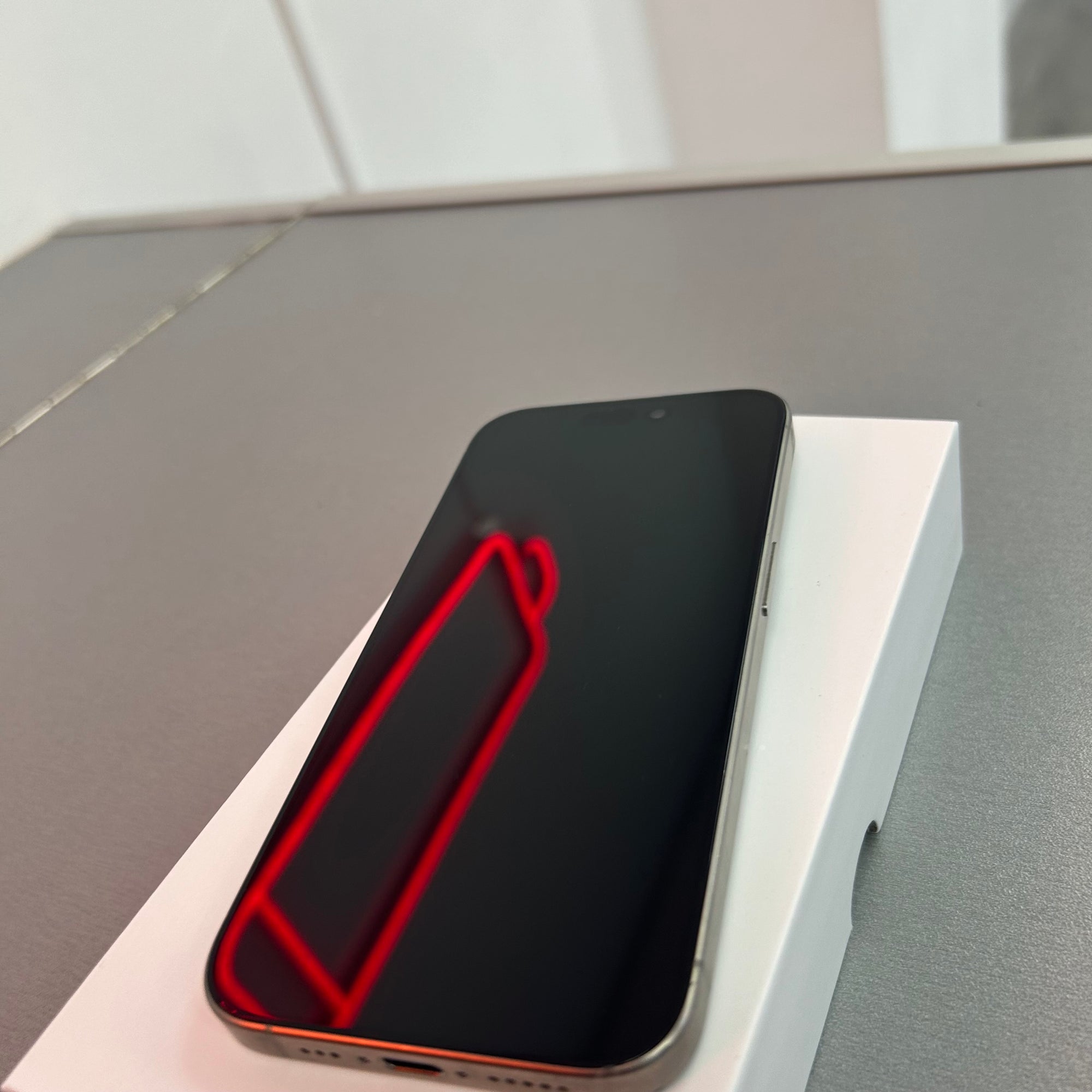 Apple iPhone 15 Pro 128GB - Natural Titanium - 100% Battery Health