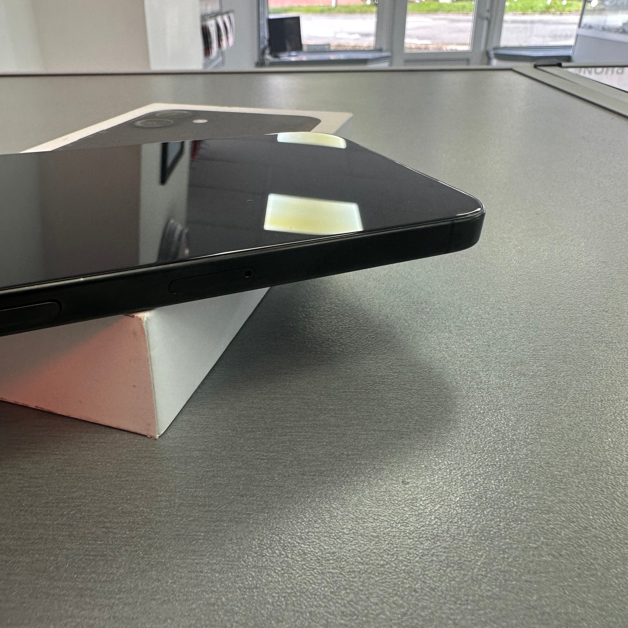 Apple iPhone 15 Pro Max 1TB Black Titanium - 100% Battery Health
