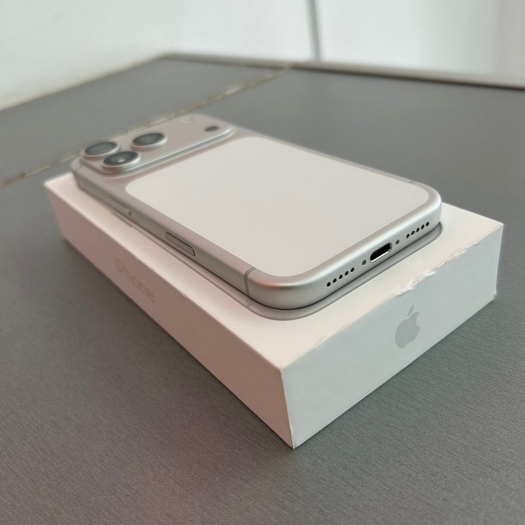 Apple iPhone 17 Pro 256GB Silver - 100% Battery Health like new condition